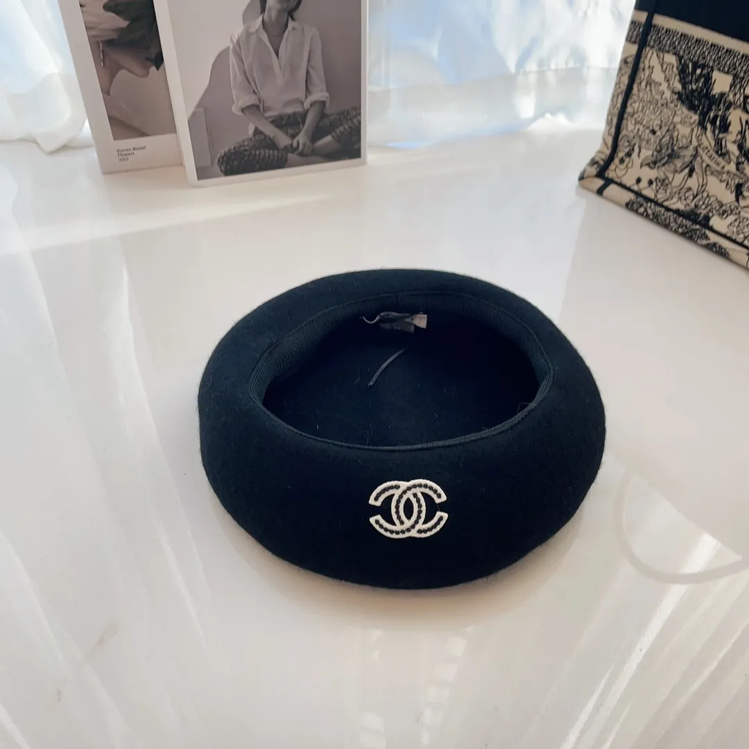 p60 CHANEL Chanel autumn and winter wool beret, pure wool beret, exquisite small embroidered logo, black and white