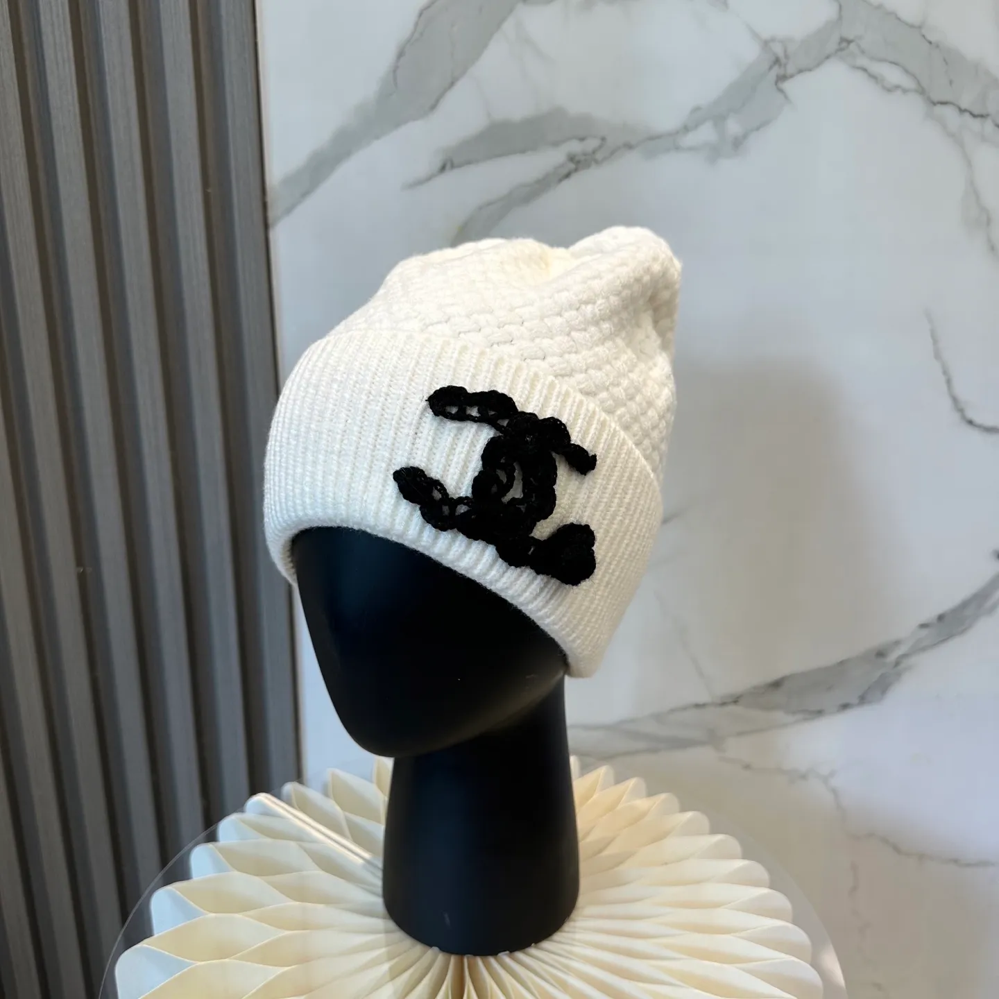 P70 Chanel official website quality Chanel autumn and winter knitted hat recommended by internet celebrity fashion bloggers. It hides a quiet sense of high-end. Every line is neat and elegant, simple but not simple, generous but not out of style. Every detail shows high-end taste, and the sense of fashion becomes more and more intriguing in the restraint.