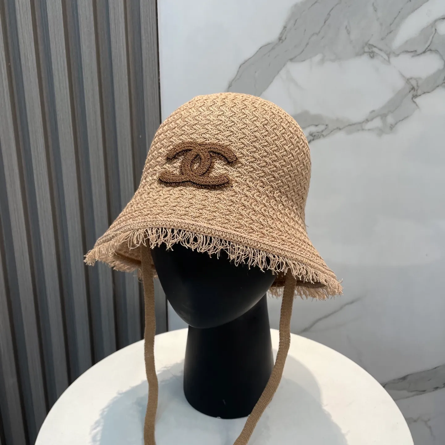 P80 CHANEL's new knitted basin hat, made of high density, a super tasteful knitted hat ~ the first choice for going out on the street! The shape of the hat is super nice, the color is perfect, and it’s light to carry! A must-have for little fairies🧚Head circumference 57cm