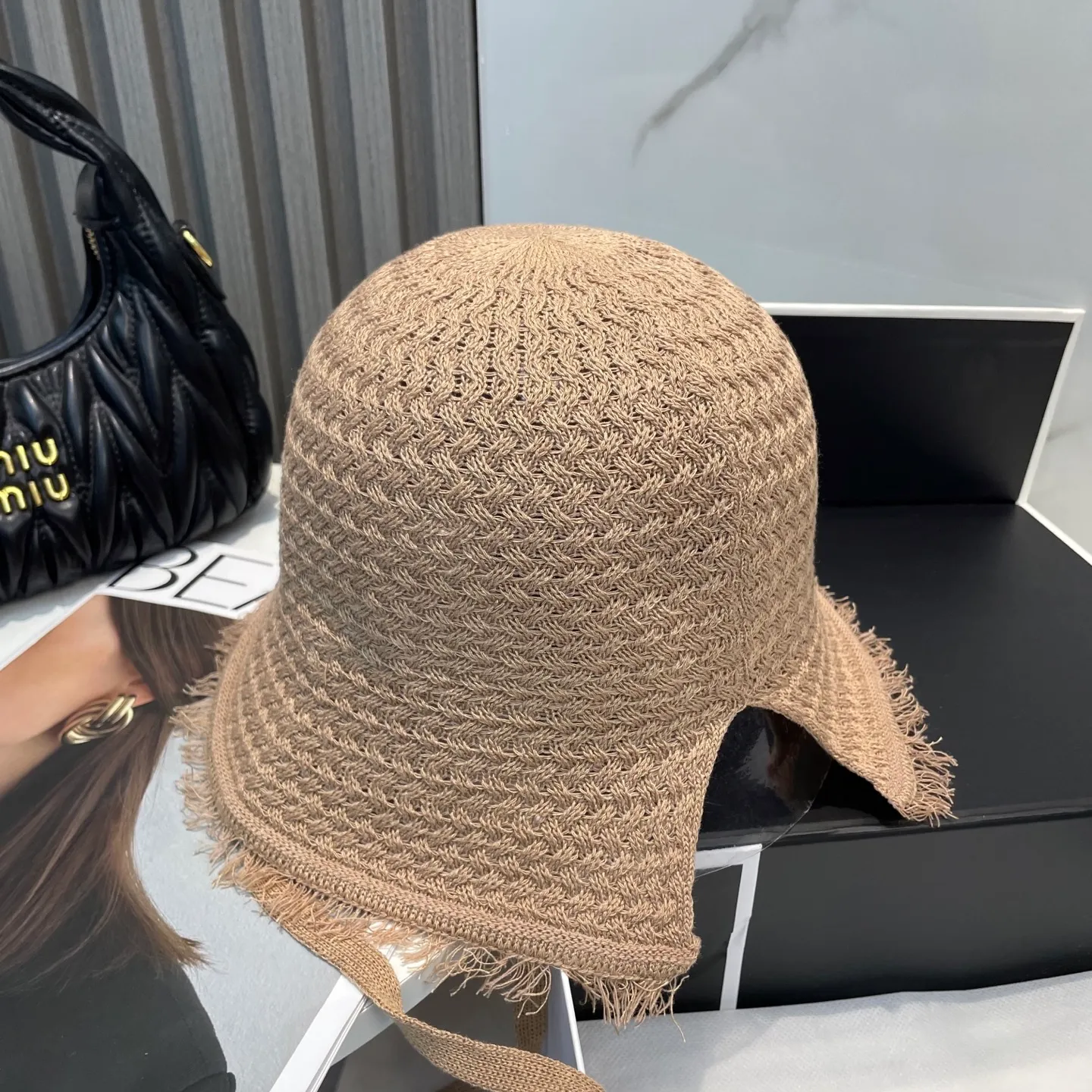 P80 CHANEL's new knitted basin hat, made of high density, a super tasteful knitted hat ~ the first choice for going out on the street! The shape of the hat is super nice, the color is perfect, and it’s light to carry! A must-have for little fairies🧚Head circumference 57cm