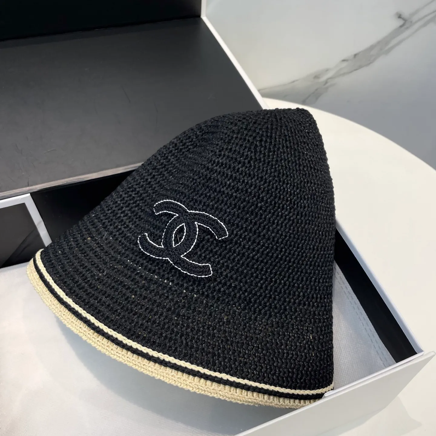 P76 CHANEL's new knitted basin hat, made of high density, a super tasteful knitted hat ~ the first choice for going out on the street! The shape of the hat is super nice, the color is perfect, and it’s light to carry! A must-have for little fairies🧚Head circumference 57cm