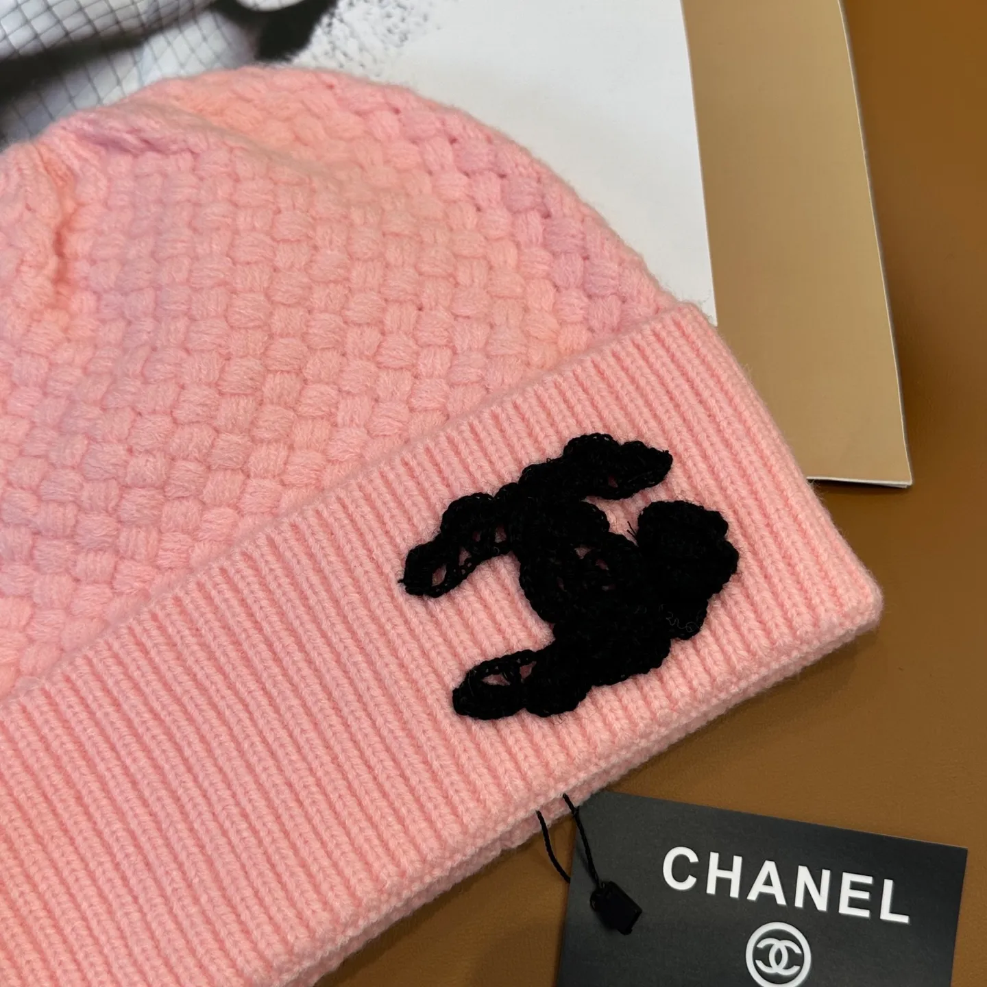 P70 Chanel official website quality Chanel autumn and winter knitted hat recommended by internet celebrity fashion bloggers. It hides a quiet sense of high-end. Every line is neat and elegant, simple but not simple, generous but not out of style. Every detail shows high-end taste, and the sense of fashion becomes more and more intriguing in the restraint.