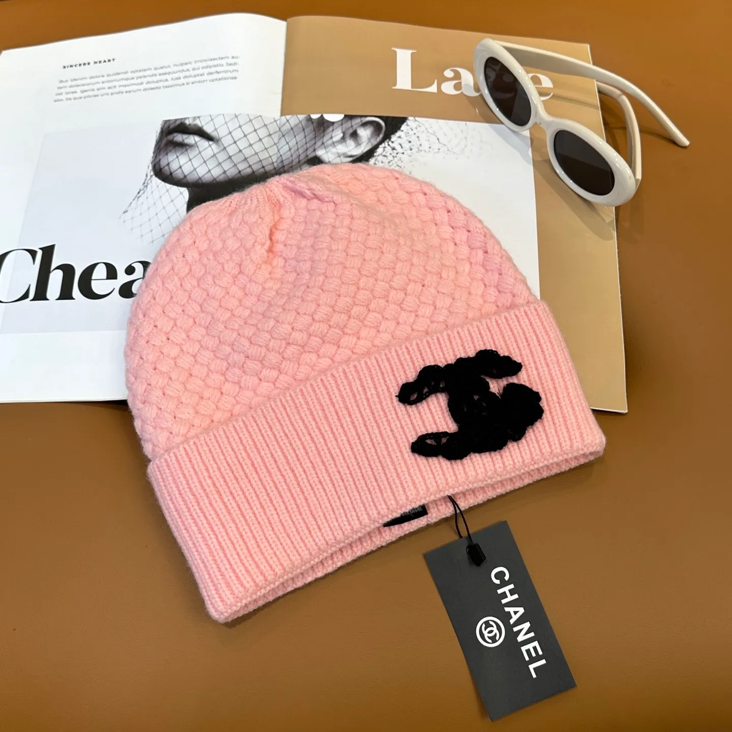 P70 Chanel official website quality Chanel autumn and winter knitted hat recommended by internet celebrity fashion bloggers. It hides a quiet sense of high-end. Every line is neat and elegant, simple but not simple, generous but not out of style. Every detail shows high-end taste, and the sense of fashion becomes more and more intriguing in the restraint.