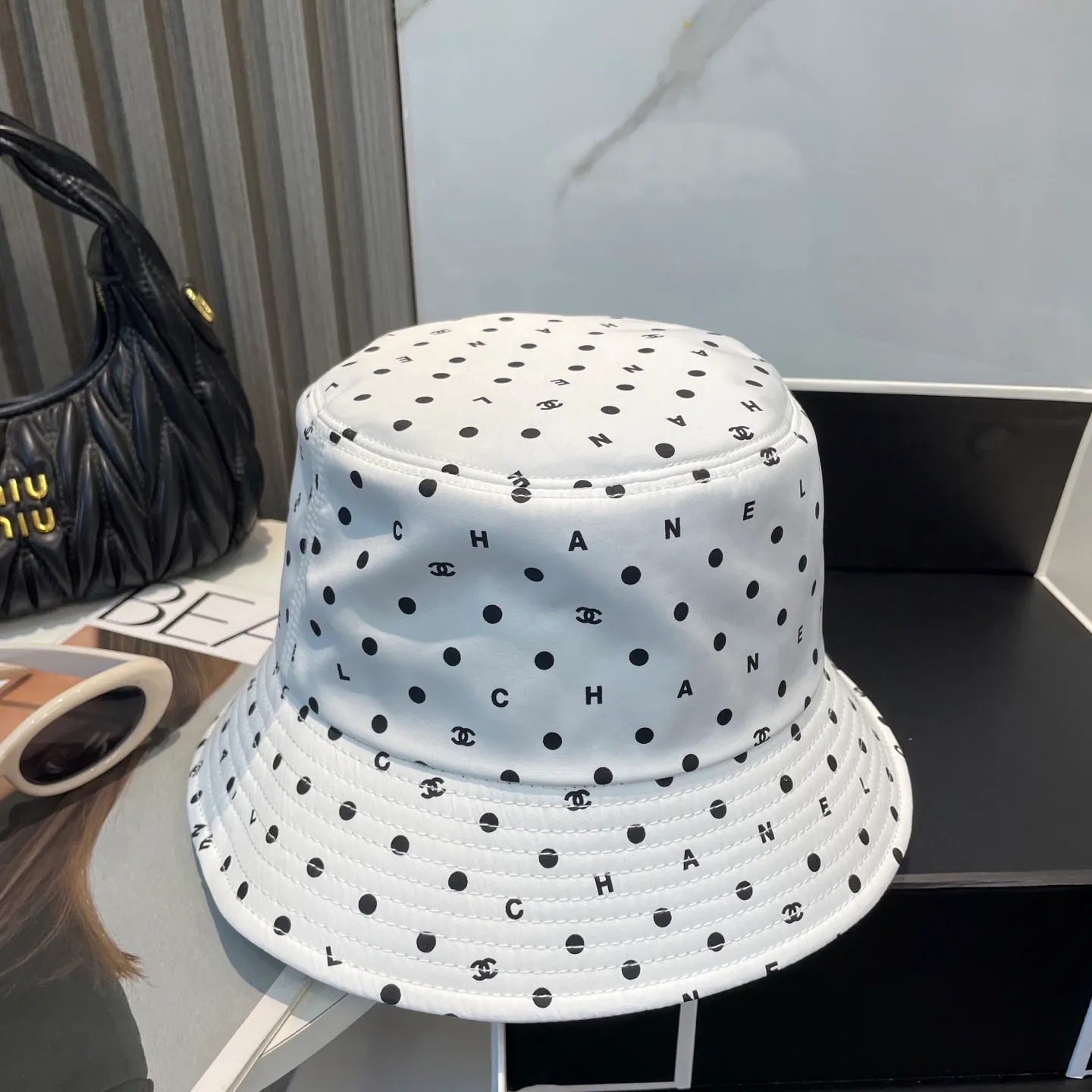 P90 CHANEL Chanel] New high version simple embroidered logo bucket hat. New model shipped. Big brand style is super easy to match. Hurry up and get it.
