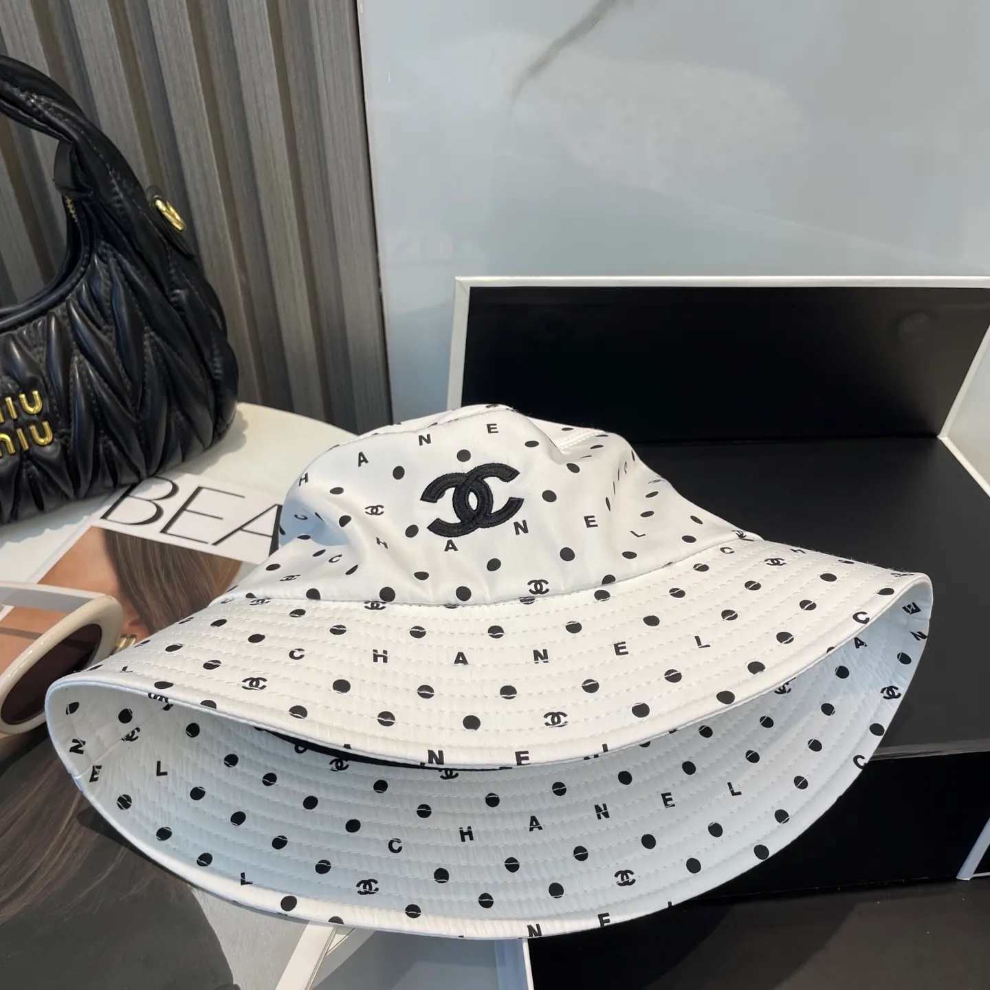 P90 CHANEL Chanel] New high version simple embroidered logo bucket hat. New model shipped. Big brand style is super easy to match. Hurry up and get it.