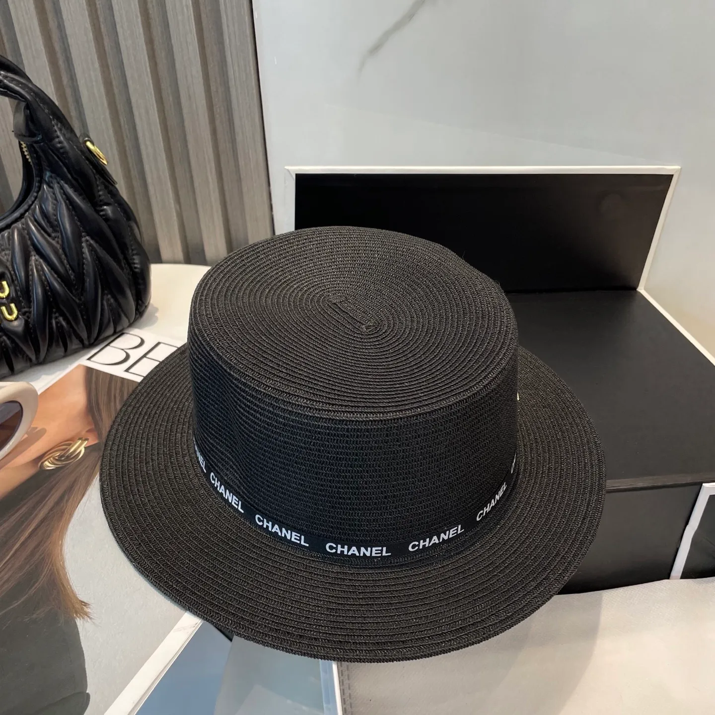 P70 CHANEL high-end flat-top straw hat is versatile and does not matter the face shape. The flat brim does not block the line of sight. It is more practical. It is easy to wear for daily use and travel. It has an Instagram style. Especially photogenic. It has an adjustment strap inside.