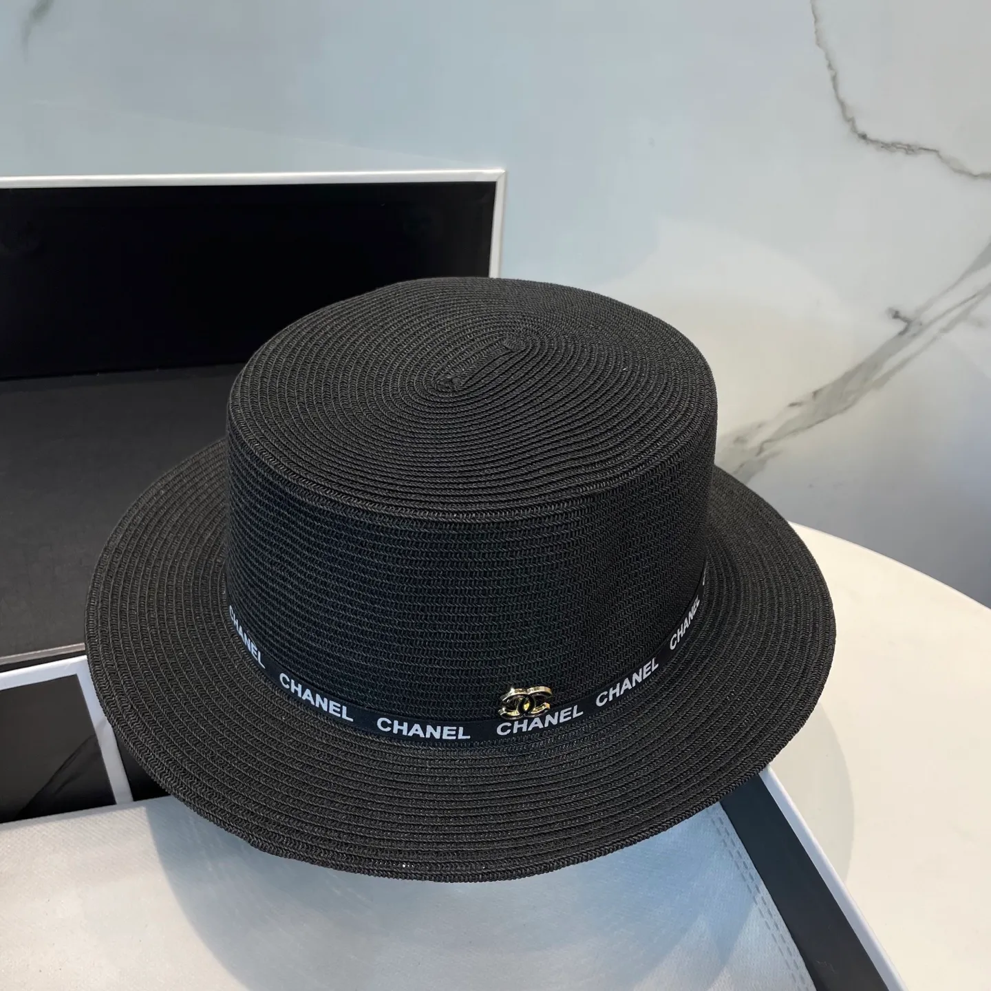 P70 CHANEL high-end flat-top straw hat is versatile and does not matter the face shape. The flat brim does not block the line of sight. It is more practical. It is easy to wear for daily use and travel. It has an Instagram style. Especially photogenic. It has an adjustment strap inside.