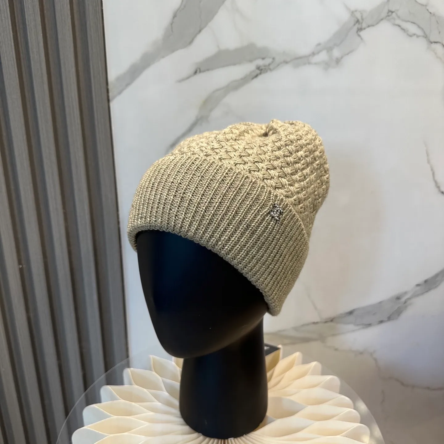 P74 Chanel's official website quality Chanel autumn and winter knitted hat recommended by internet celebrity fashion bloggers hides a quiet sense of luxury. Every line is neat and elegant, simple but not simple, generous and stylish. Every detail demonstrates high-end taste, and the sense of fashion becomes more and more intriguing in its restraint.
