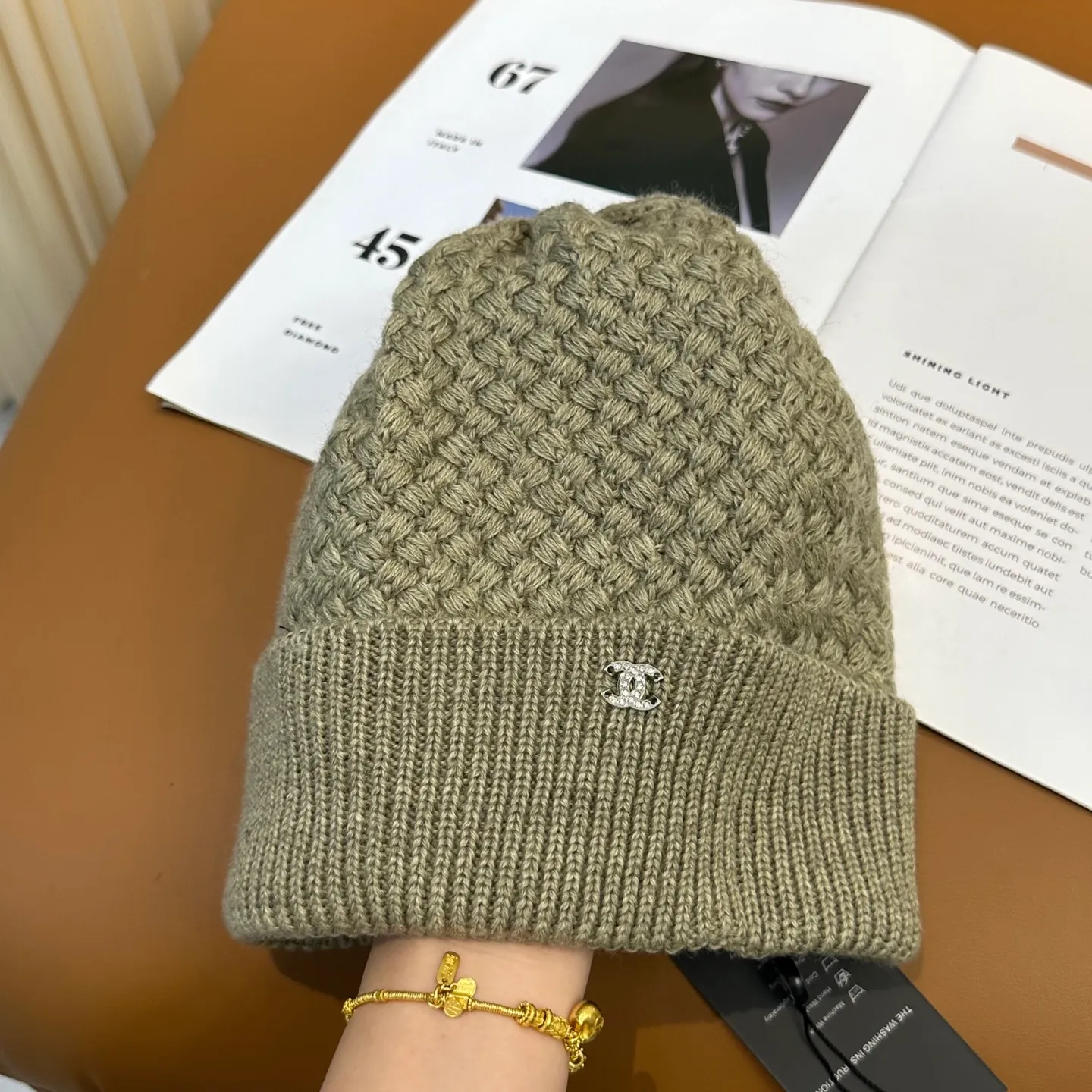 P74 Chanel's official website quality Chanel autumn and winter knitted hat recommended by internet celebrity fashion bloggers hides a quiet sense of luxury. Every line is neat and elegant, simple but not simple, generous and stylish. Every detail demonstrates high-end taste, and the sense of fashion becomes more and more intriguing in its restraint.