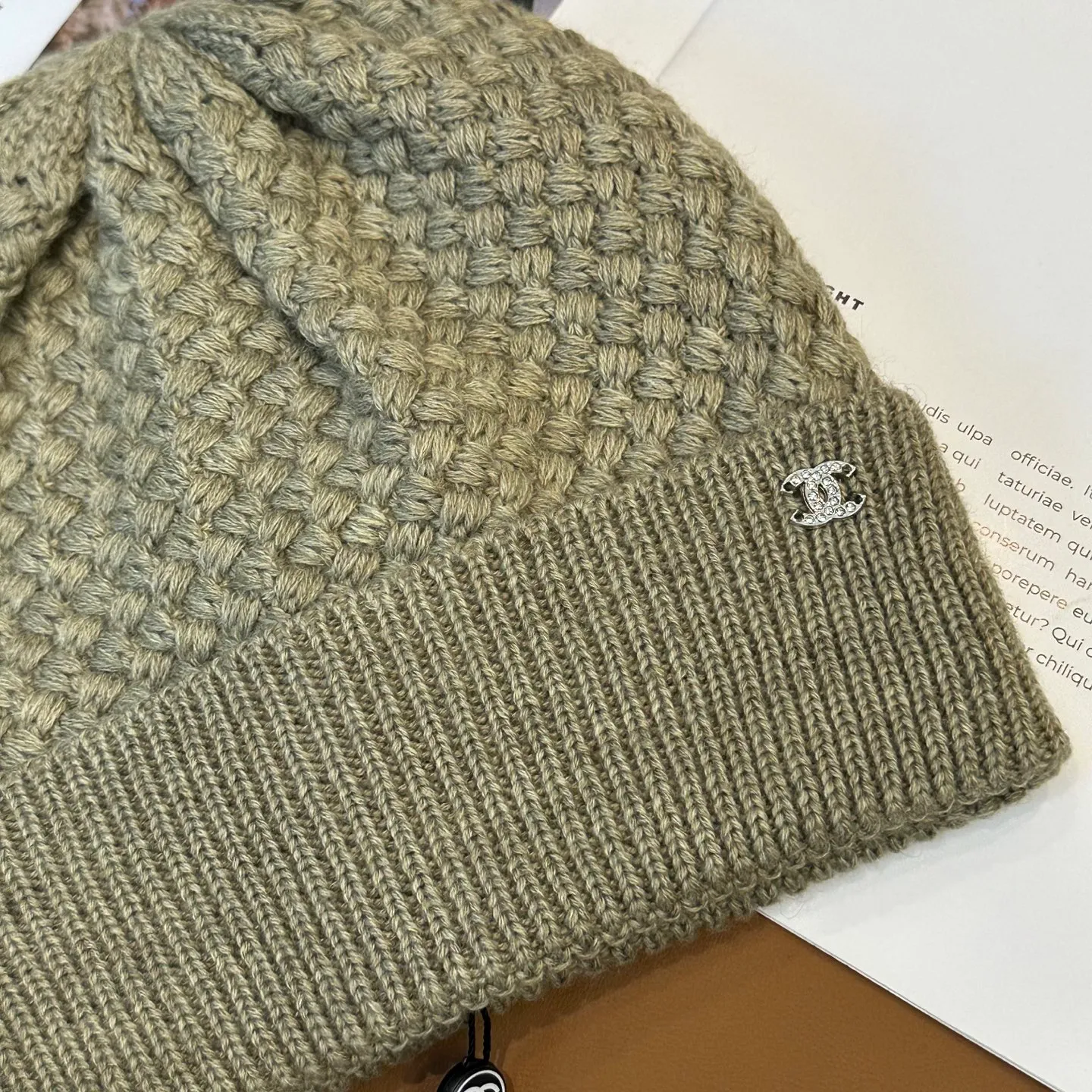 P74 Chanel's official website quality Chanel autumn and winter knitted hat recommended by internet celebrity fashion bloggers hides a quiet sense of luxury. Every line is neat and elegant, simple but not simple, generous and stylish. Every detail demonstrates high-end taste, and the sense of fashion becomes more and more intriguing in its restraint.