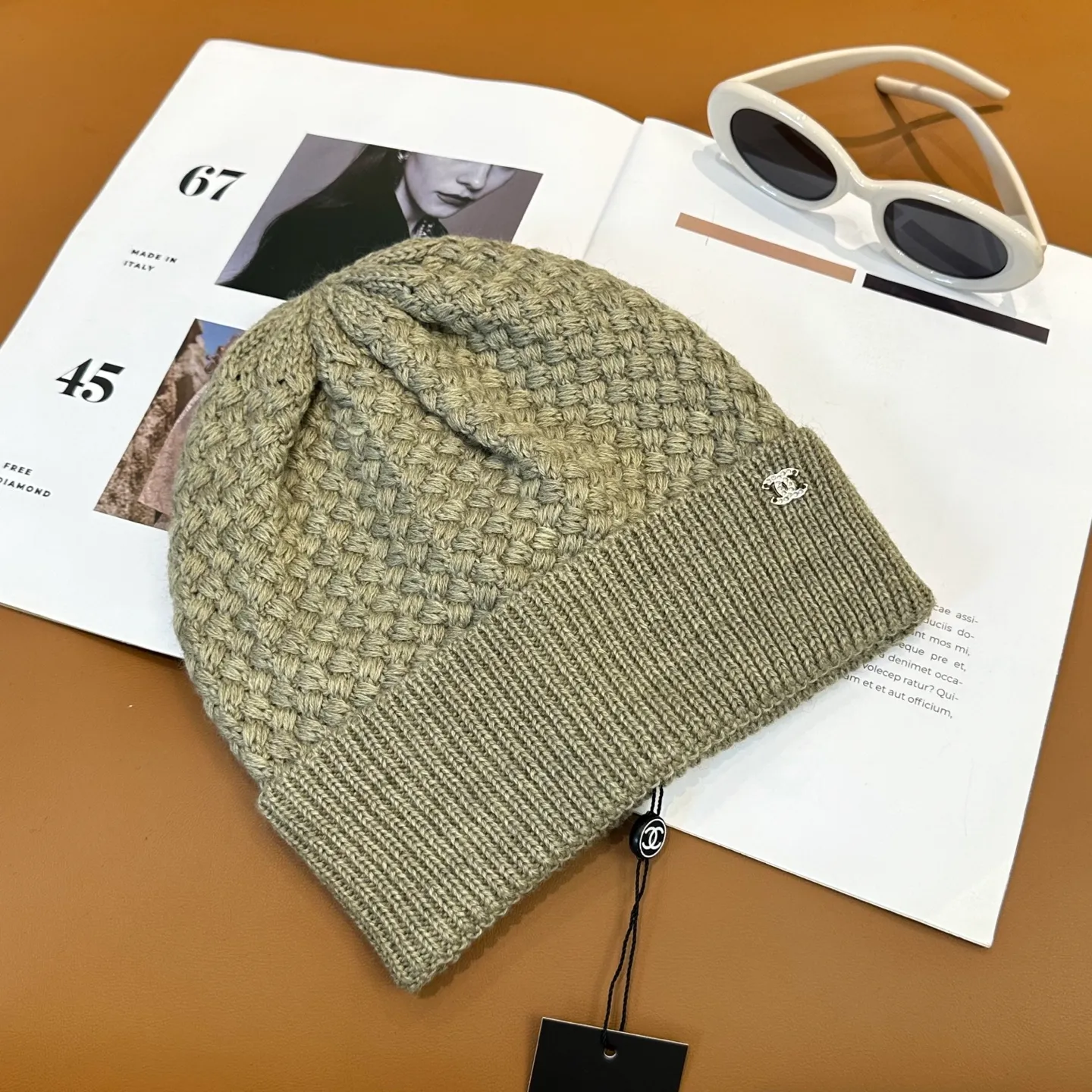 P74 Chanel's official website quality Chanel autumn and winter knitted hat recommended by internet celebrity fashion bloggers hides a quiet sense of luxury. Every line is neat and elegant, simple but not simple, generous and stylish. Every detail demonstrates high-end taste, and the sense of fashion becomes more and more intriguing in its restraint.