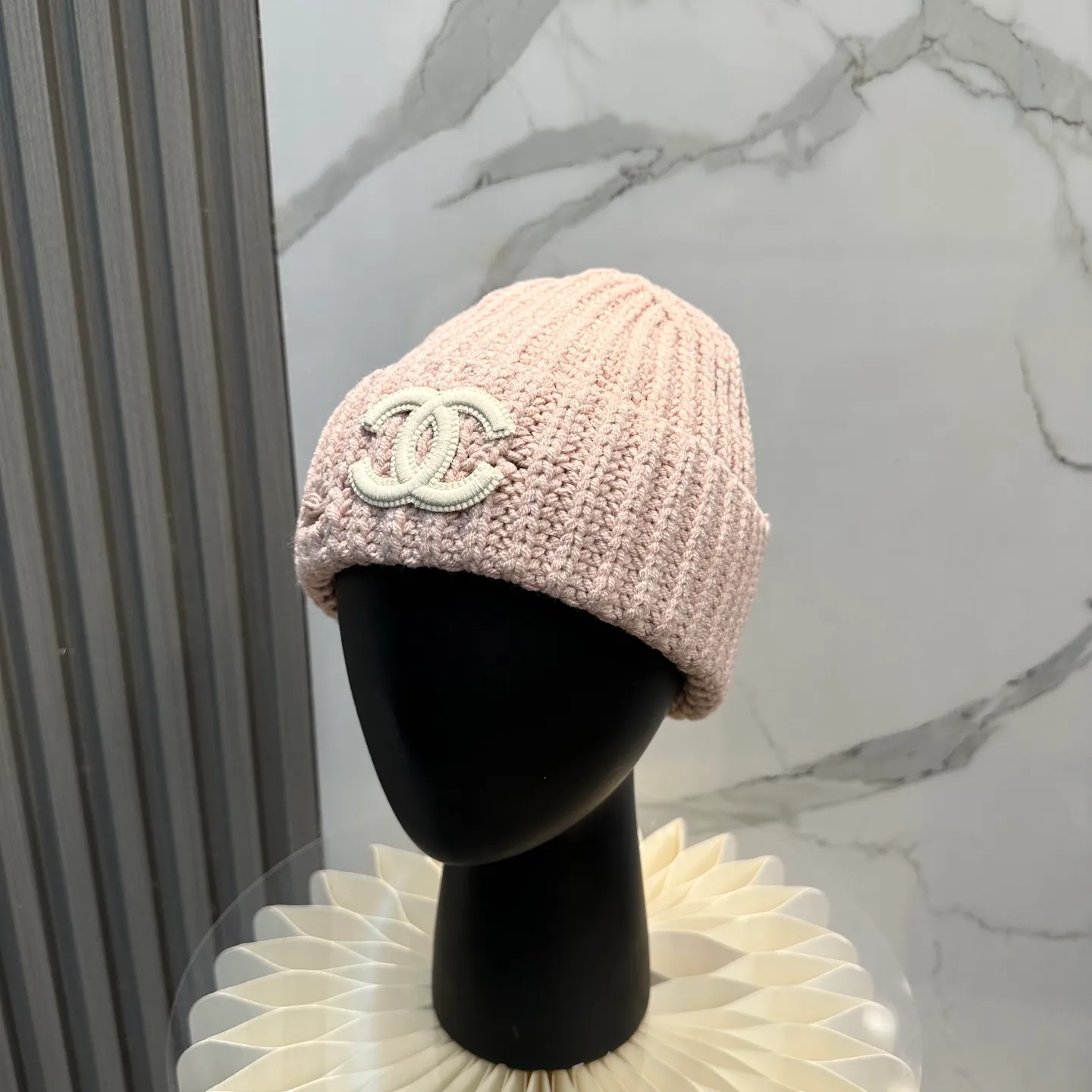 P60 comes with dust bag 🌺 [CHANEL] New knitted hat, Xiaohongshu, the main recommendation of major Internet celebrities! Thicker and warmer, fashionable and popular🌸First-class texture, the best brand for keeping warm in autumn and winter, order now, limited quantity available