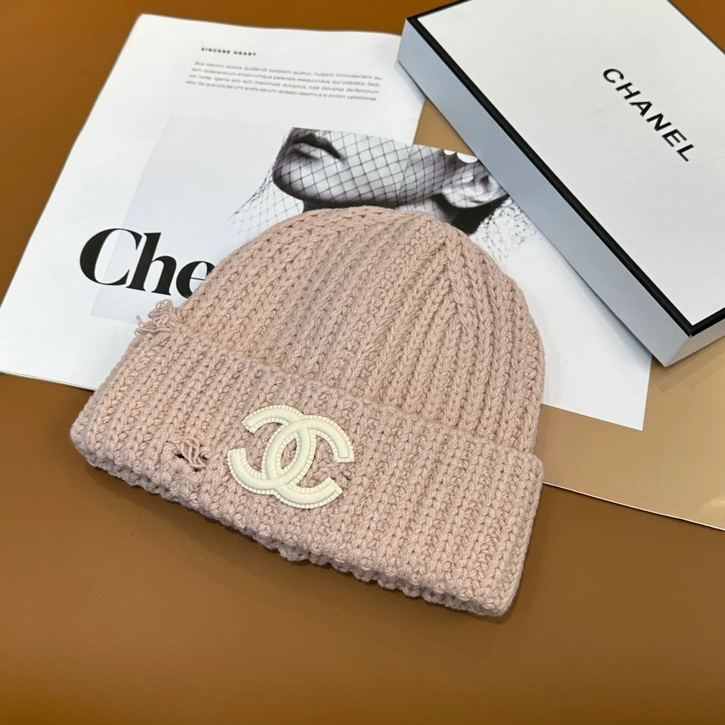 P60 comes with dust bag 🌺 [CHANEL] New knitted hat, Xiaohongshu, the main recommendation of major Internet celebrities! Thicker and warmer, fashionable and popular🌸First-class texture, the best brand for keeping warm in autumn and winter, order now, limited quantity available