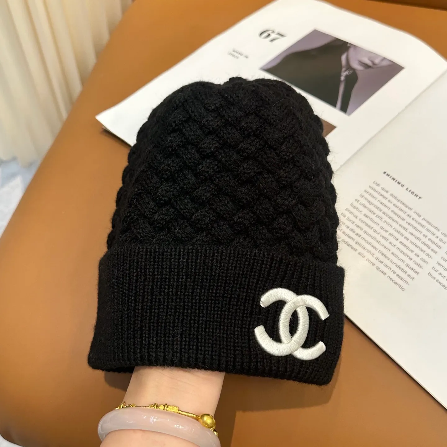 P80 Chanel official website high-quality Chanel autumn and winter knitted hat recommended by internet celebrity fashion bloggers. It hides a quiet sense of high-end. Every line is neat and generous, simple but not simple, generous and stylish. Every detail shows high-end taste, and the sense of fashion becomes more and more intriguing in the restraint.