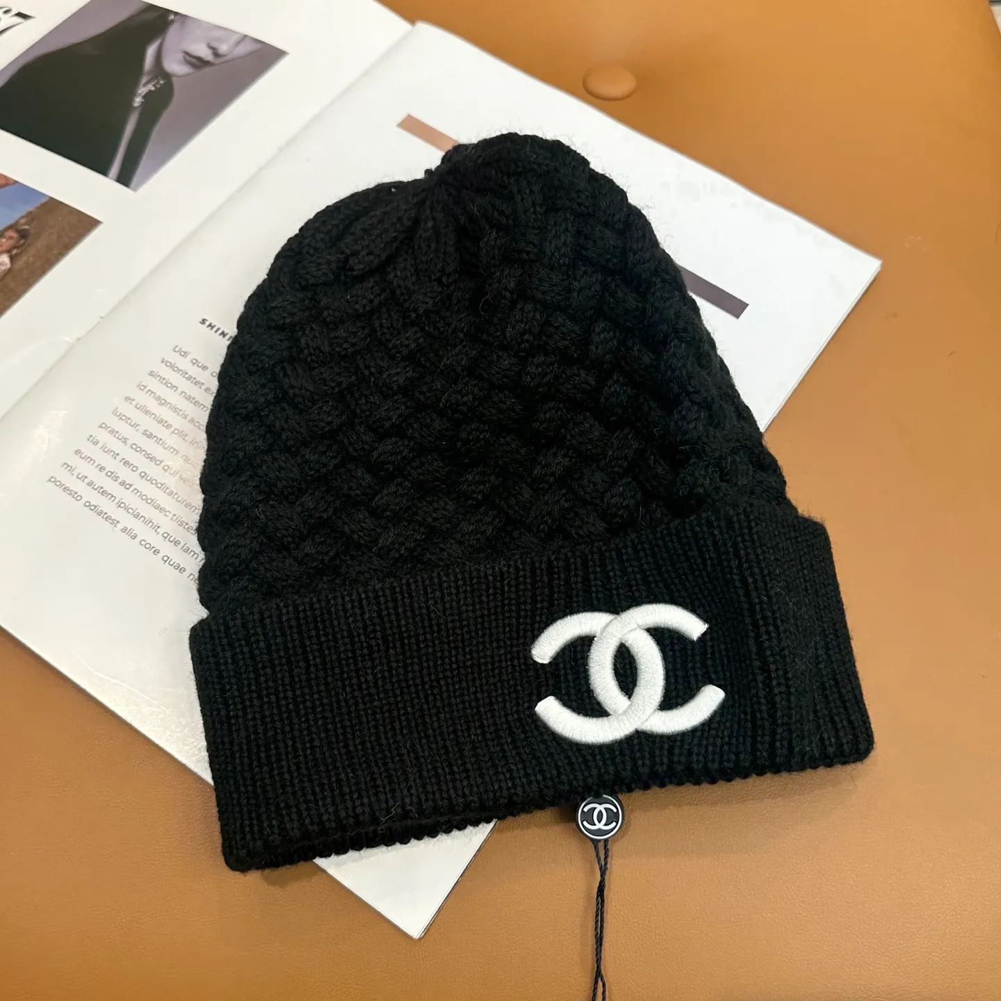 P80 Chanel official website high-quality Chanel autumn and winter knitted hat recommended by internet celebrity fashion bloggers. It hides a quiet sense of high-end. Every line is neat and generous, simple but not simple, generous and stylish. Every detail shows high-end taste, and the sense of fashion becomes more and more intriguing in the restraint.