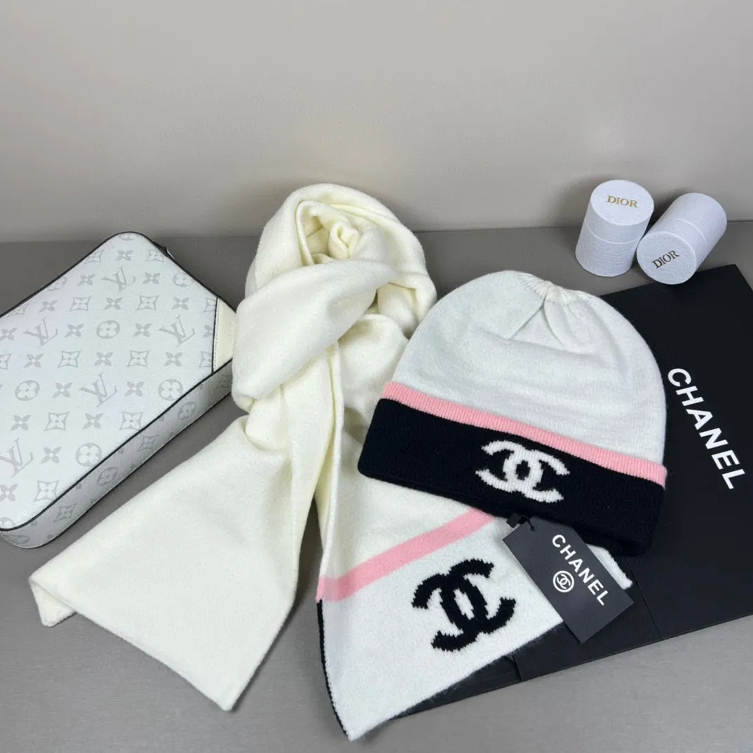 P160 CHANEL Xiaohongshu hot style, official website new classic suit hat! Hat ➕Scarf! It feels great in hand! It’s warm and super comfortable. This winter, all you need is a hat set like this. It’s warm and fashionable! Welcome to choose!!