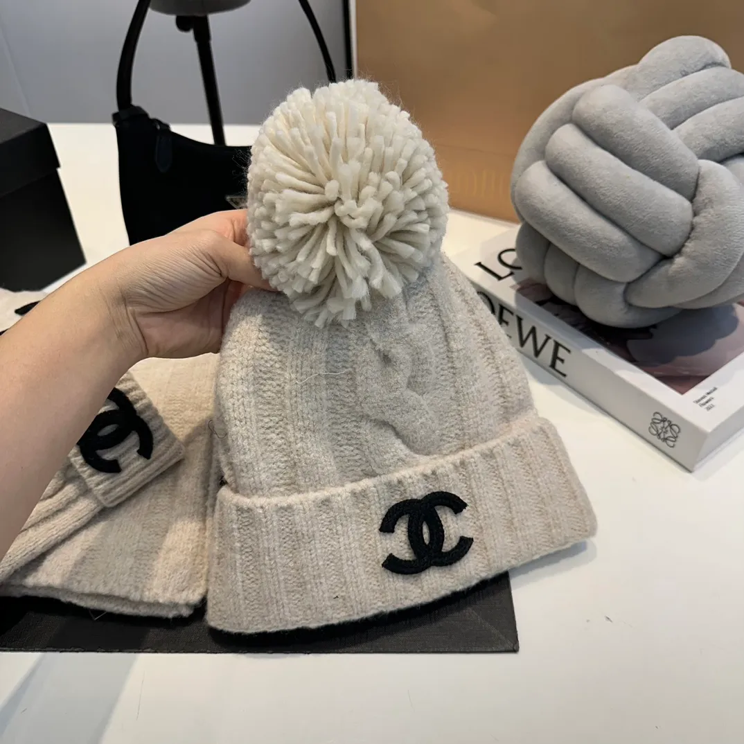 P160 Chanel Chanel autumn and winter woolen suit recommended by internet celebrity fashion bloggers, hat, gloves and scarf three-piece Xiaohongshu hot style, knitted hat with super soft and comfortable feel, excellent elasticity!