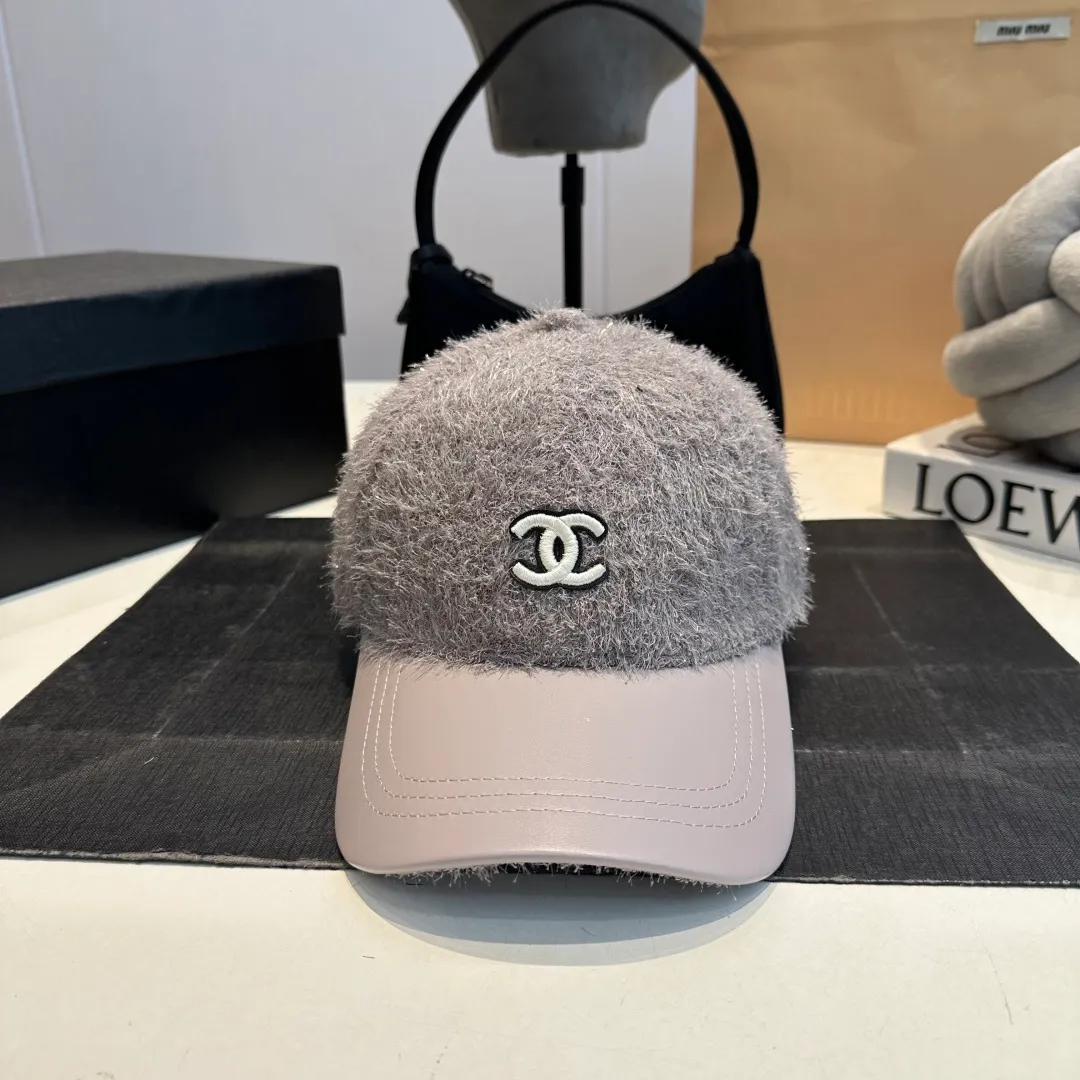 P60 CHANEL Chanel's new autumn and winter small fragrance style baseball cap🧢, the big brand model is super easy to match, one that you can wear with your eyes closed