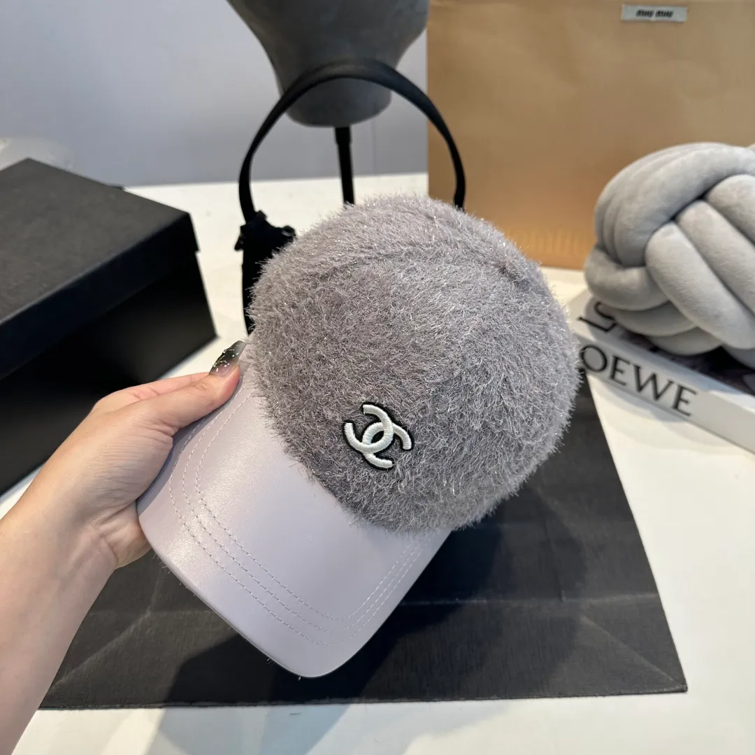 P60 CHANEL Chanel's new autumn and winter small fragrance style baseball cap🧢, the big brand model is super easy to match, one that you can wear with your eyes closed
