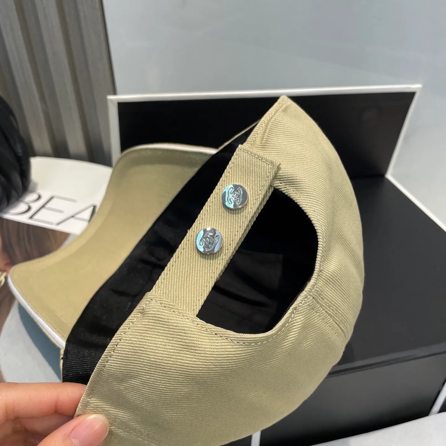 P90 Chanel counter new original embroidered baseball cap, 1:1 mold customization, three-dimensional embroidery, exquisite and flawless! 100% pure cotton fabric, original factory quality, exclusive physical photography.