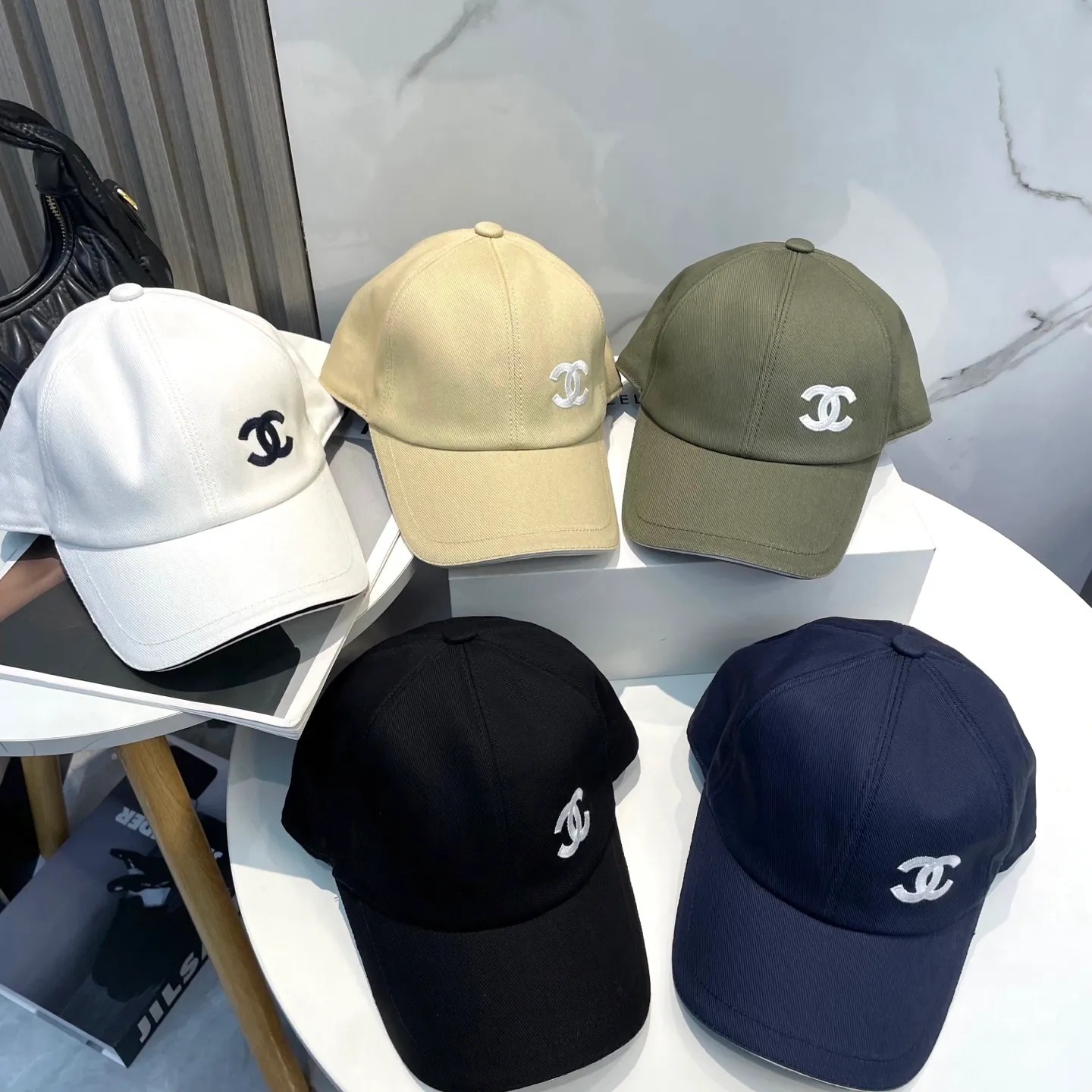 P90 Chanel counter new original embroidered baseball cap, 1:1 mold customization, three-dimensional embroidery, exquisite and flawless! 100% pure cotton fabric, original factory quality, exclusive physical photography.