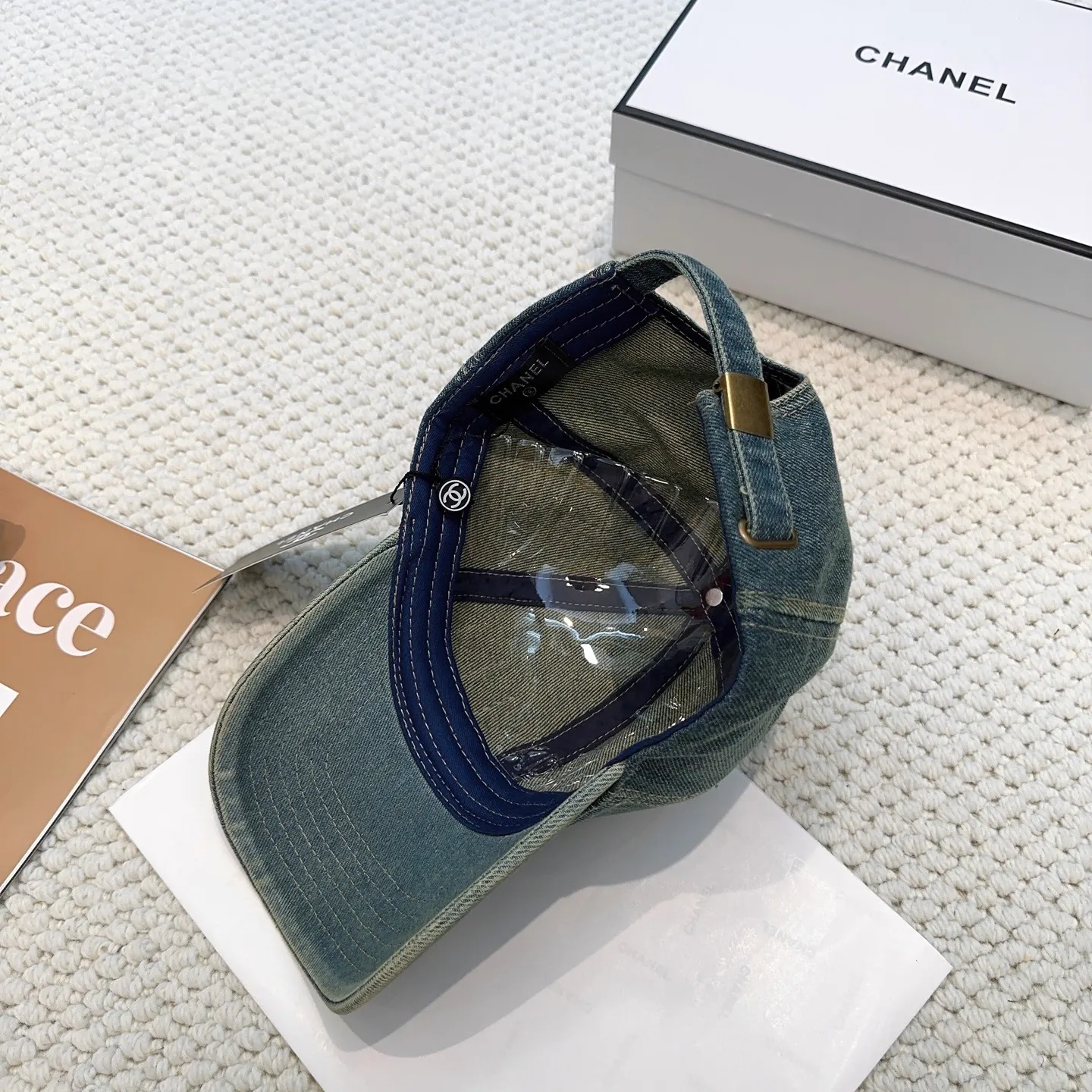 P66 CHANEL Chanel new style 🆕denim blue retro style baseball cap 🧢🔸 Take it out for holiday travel and look beautiful❕ Second-hand style. This kind of hat is not easy to match 😬 Ready in stock