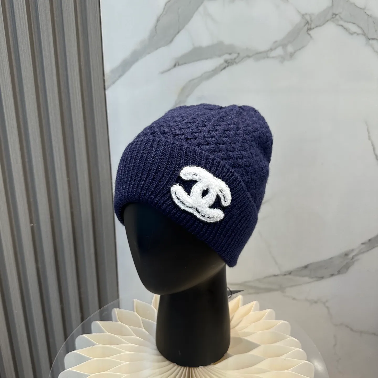 P70 Chanel official website quality Chanel autumn and winter fashion blogger recommended knitted hat, which hides a quiet sense of luxury. Every line is neat and generous, simple but not simple, generous and stylish. Every detail shows high-end taste, and the sense of fashion becomes more and more intriguing in the restraint.