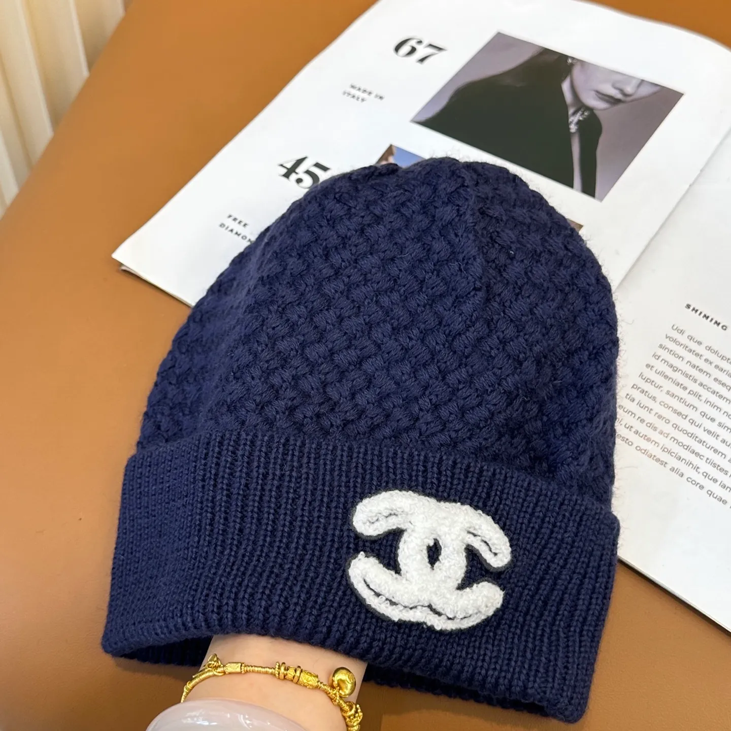 P70 Chanel official website quality Chanel autumn and winter fashion blogger recommended knitted hat, which hides a quiet sense of luxury. Every line is neat and generous, simple but not simple, generous and stylish. Every detail shows high-end taste, and the sense of fashion becomes more and more intriguing in the restraint.
