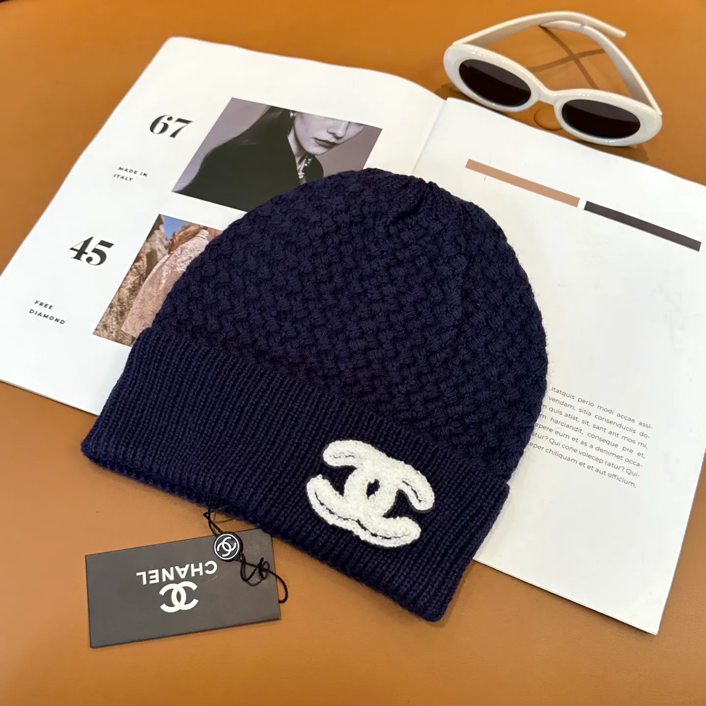 P70 Chanel official website quality Chanel autumn and winter fashion blogger recommended knitted hat, which hides a quiet sense of luxury. Every line is neat and generous, simple but not simple, generous and stylish. Every detail shows high-end taste, and the sense of fashion becomes more and more intriguing in the restraint.