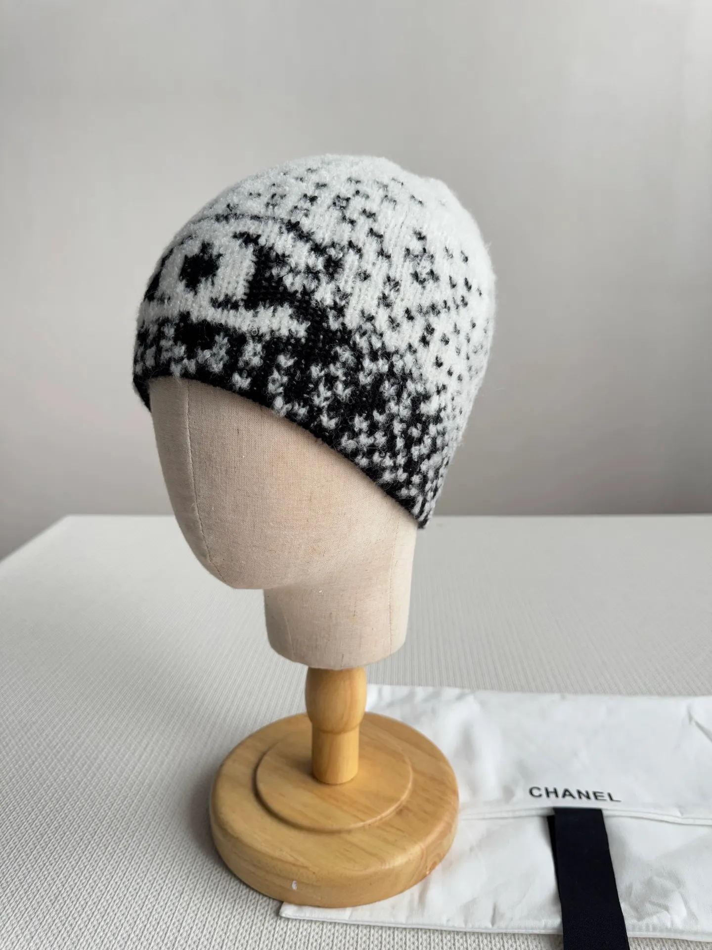 Scarf P540, hat P400, single selection available. New! Chanel (Chanel) gradient color block pattern scarf is made of wool blended material and 7-needle drawing process. The surface of the fabric has three-dimensional textures, a sense of layering, and a concave and convex grid texture. After the weaving is completed, the logo black and white classic color scarf is hand-picked to show the elegance. Wear it casually to create a simple and fashionable feeling and immediately enhance the overall look. 43% wool 13% silk 44% cashmere