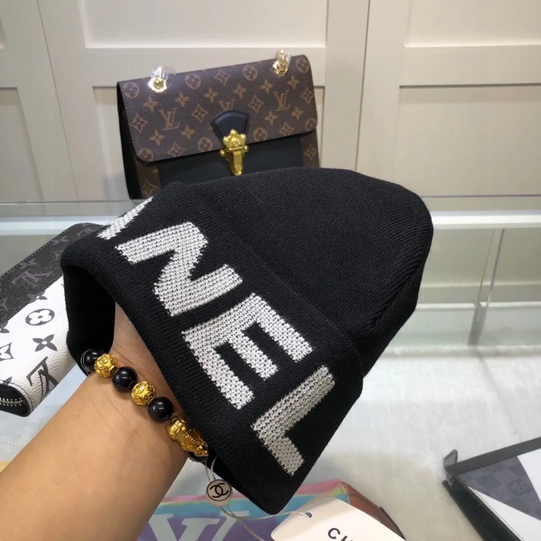 P50 Chanel CHANEL is sure to be of genuine quality. The only matching details on the market are double-layered cashmere wool knitted hats. Xiaohongshu recommends that the official website purchase price is 4980 per hat. The quality is outstanding. The matching of the big logo in autumn and winter is really perfect, and the design style is even more elegant! Order quickly