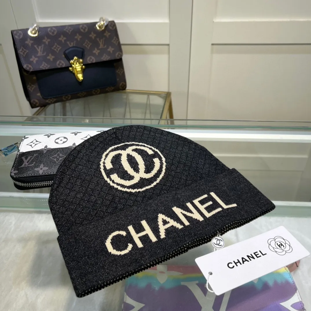P40 comes with dust bag. CHANEL🎩cashmere wool quality knitted hat, fashionable, good quality, high-end, super soft! Super hot💖The texture is great and it’s great to match when out on the street! Fashion trends! A must-have item for autumn and winter, get it now!
