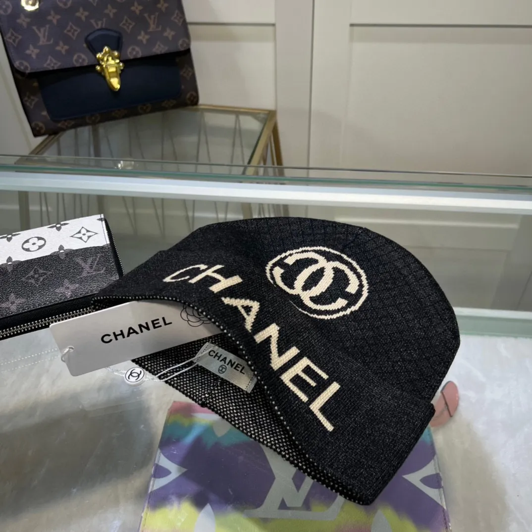 P40 comes with dust bag. CHANEL🎩cashmere wool quality knitted hat, fashionable, good quality, high-end, super soft! Super hot💖The texture is great and it’s great to match when out on the street! Fashion trends! A must-have item for autumn and winter, get it now!