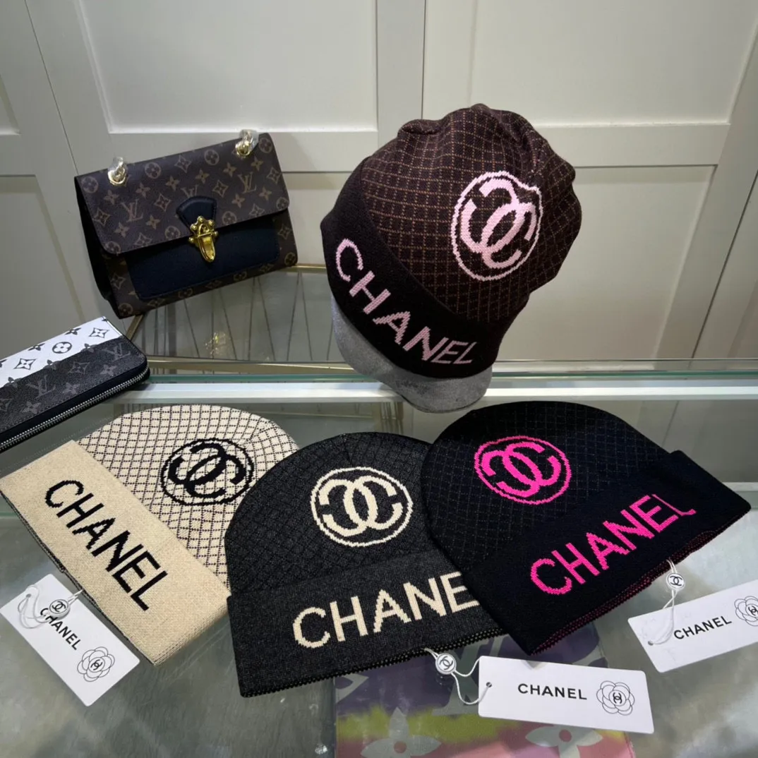 P40 comes with dust bag. CHANEL🎩cashmere wool quality knitted hat, fashionable, good quality, high-end, super soft! Super hot💖The texture is great and it’s great to match when out on the street! Fashion trends! A must-have item for autumn and winter, get it now!