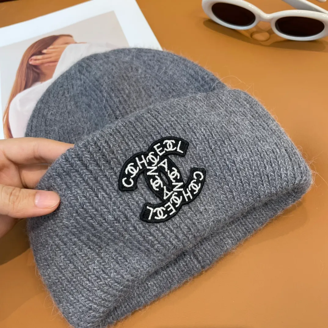 P56 comes with dust bag 🌺 [CHANEL] New rabbit fur knitted hat, Xiaohongshu, the main recommendation of major Internet celebrities! Thicker and warmer, fashionable and popular🌸First-class texture, the best brand for keeping warm in autumn and winter, order now, limited quantity available