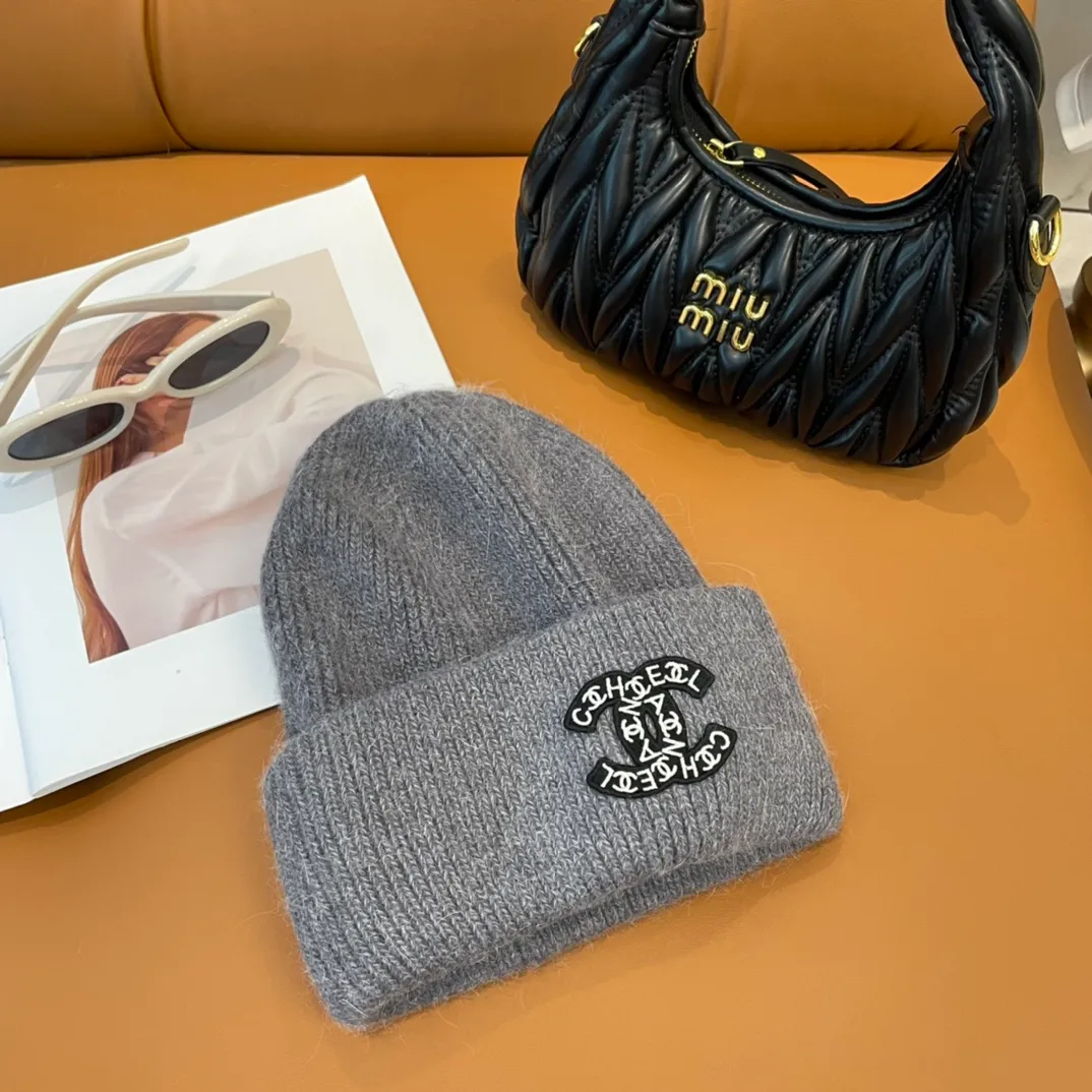 P56 comes with dust bag 🌺 [CHANEL] New rabbit fur knitted hat, Xiaohongshu, the main recommendation of major Internet celebrities! Thicker and warmer, fashionable and popular🌸First-class texture, the best brand for keeping warm in autumn and winter, order now, limited quantity available