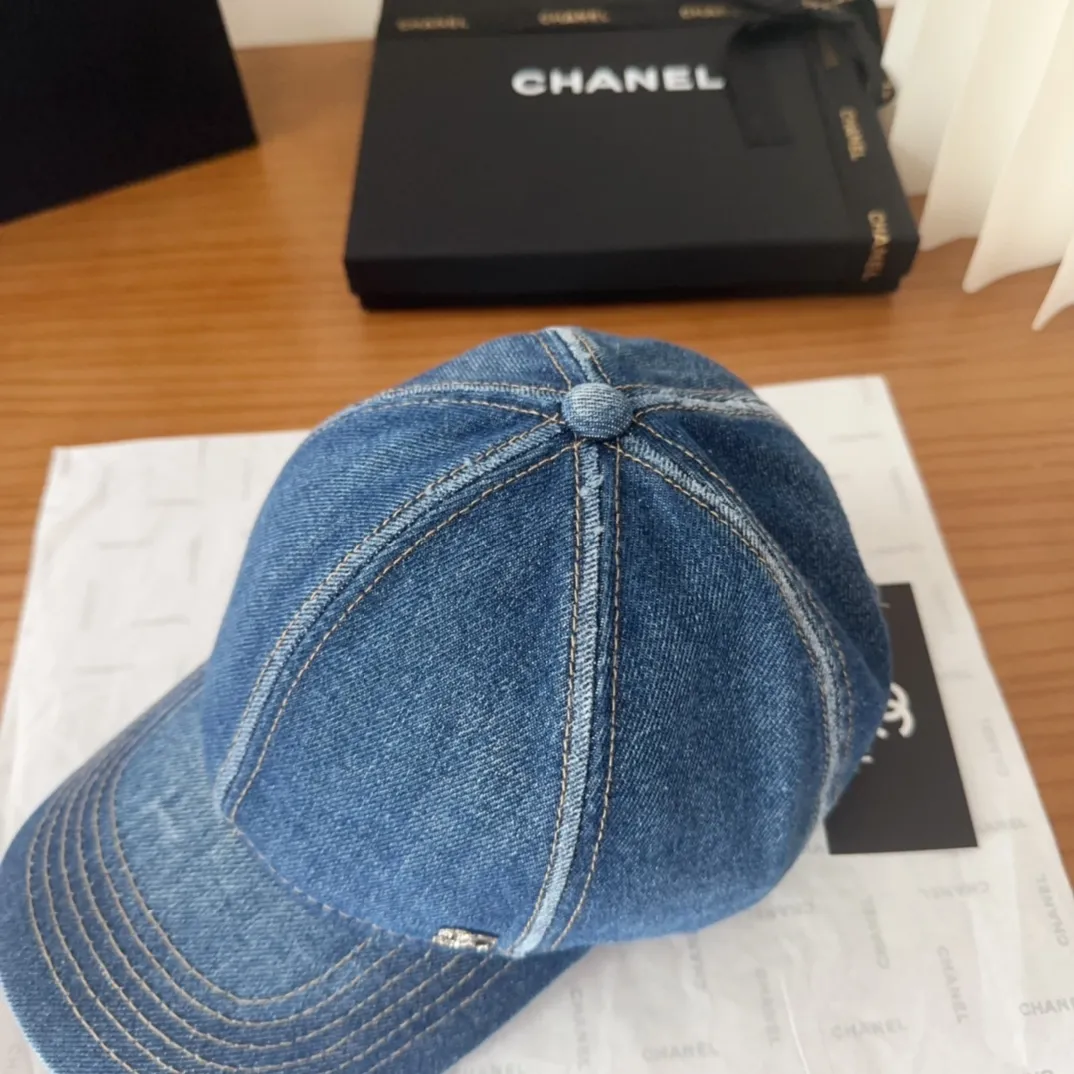 💰60 CHANEL Chanel new model🆕denim blue retro style bucket hat🔸 Take it out for holiday travel and it will be beautiful❕Middle-aged style. This kind of hat is not easy to match 😬 Ready stock