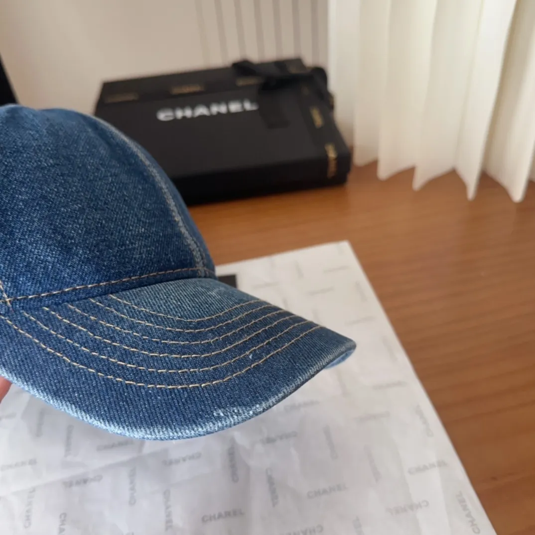 💰60 CHANEL Chanel new model🆕denim blue retro style bucket hat🔸 Take it out for holiday travel and it will be beautiful❕Middle-aged style. This kind of hat is not easy to match 😬 Ready stock