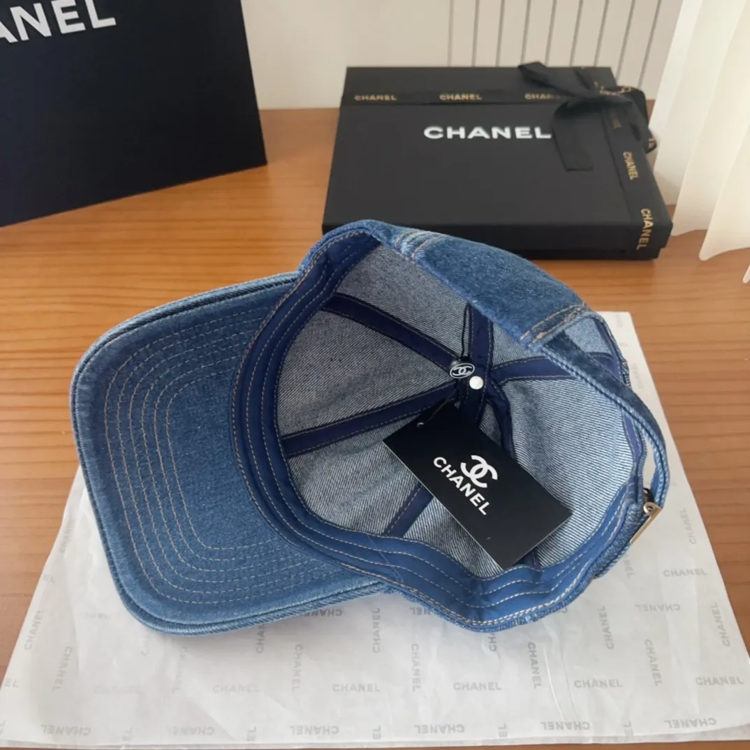 💰60 CHANEL Chanel new model🆕denim blue retro style bucket hat🔸 Take it out for holiday travel and it will be beautiful❕Middle-aged style. This kind of hat is not easy to match 😬 Ready stock