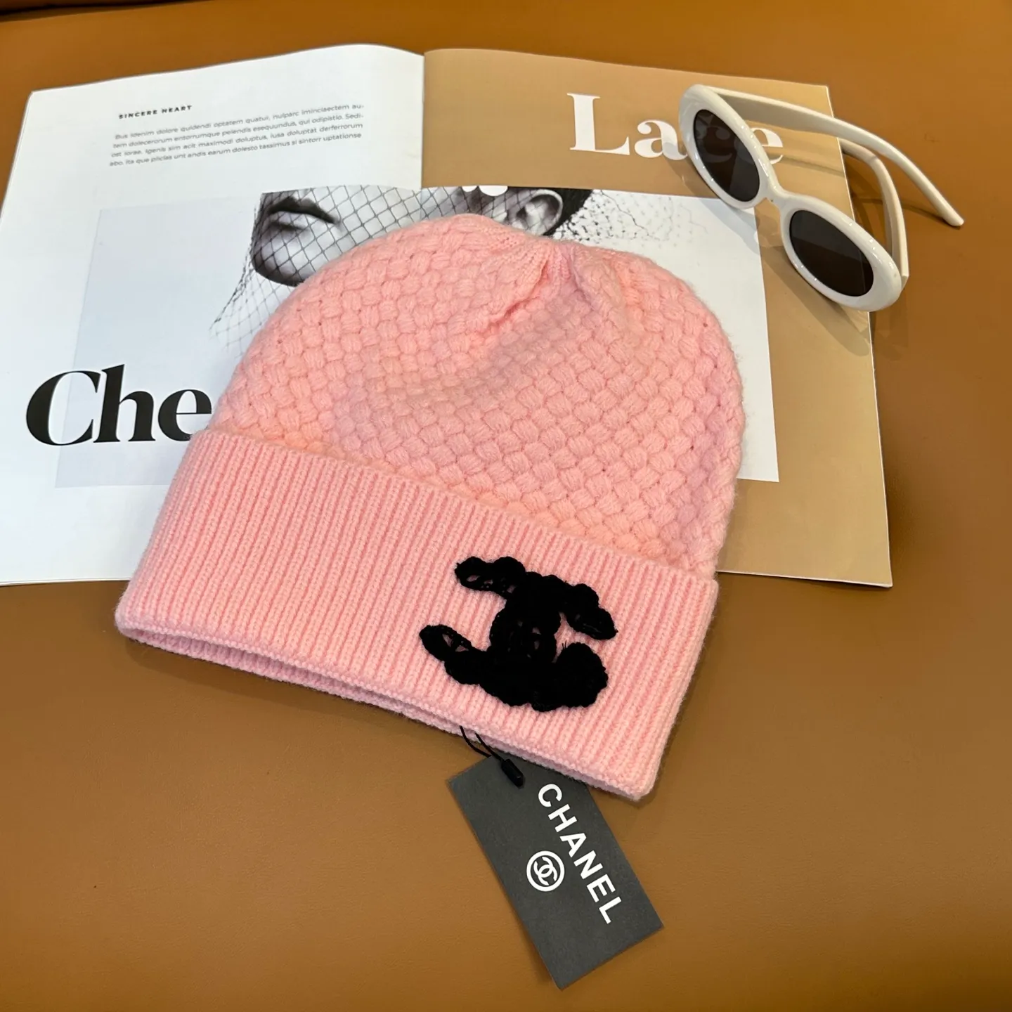 P70 Chanel official website quality Chanel autumn and winter knitted hat recommended by internet celebrity fashion bloggers. It hides a quiet sense of high-end. Every line is neat and elegant, simple but not simple, generous but not out of style. Every detail shows high-end taste, and the sense of fashion becomes more and more intriguing in the restraint.