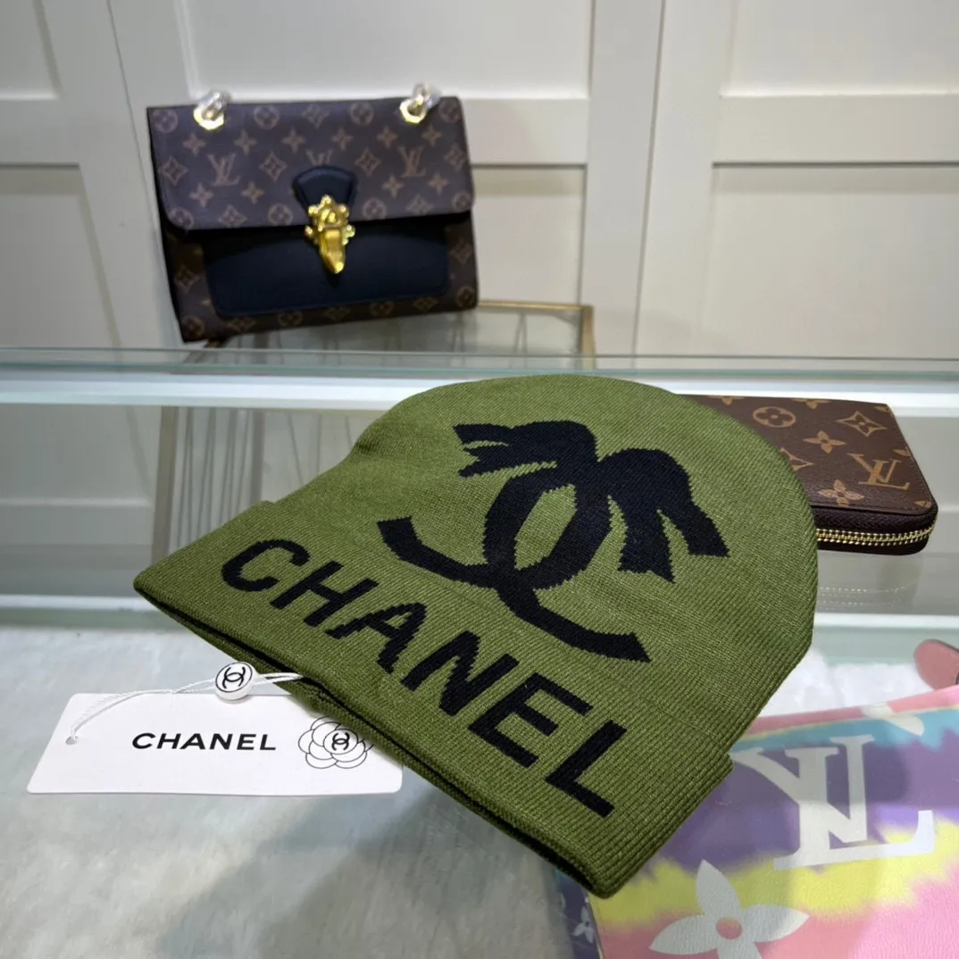 P44 comes with dust bag. CHANEL🎩cashmere wool quality knitted hat, fashionable, good quality, high-end, super soft! Super hot💖The texture is great and it’s great to match when out on the street! Fashion trends! A must-have item for autumn and winter, get it now!