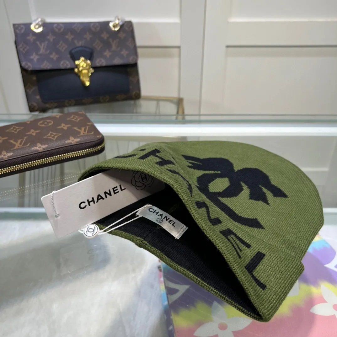 P44 comes with dust bag. CHANEL🎩cashmere wool quality knitted hat, fashionable, good quality, high-end, super soft! Super hot💖The texture is great and it’s great to match when out on the street! Fashion trends! A must-have item for autumn and winter, get it now!