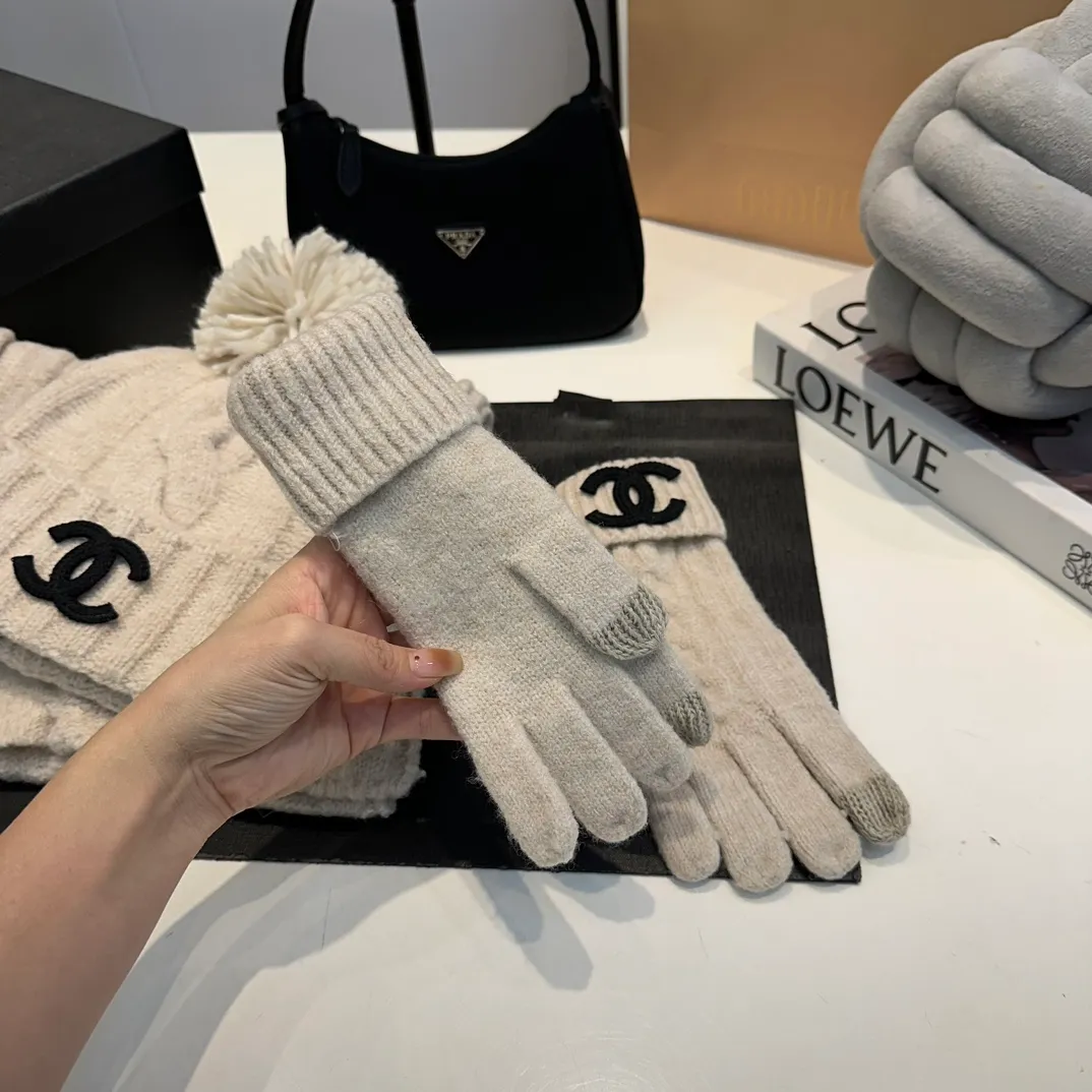 P160 Chanel Chanel autumn and winter woolen suit recommended by internet celebrity fashion bloggers, hat, gloves and scarf three-piece Xiaohongshu hot style, knitted hat with super soft and comfortable feel, excellent elasticity!