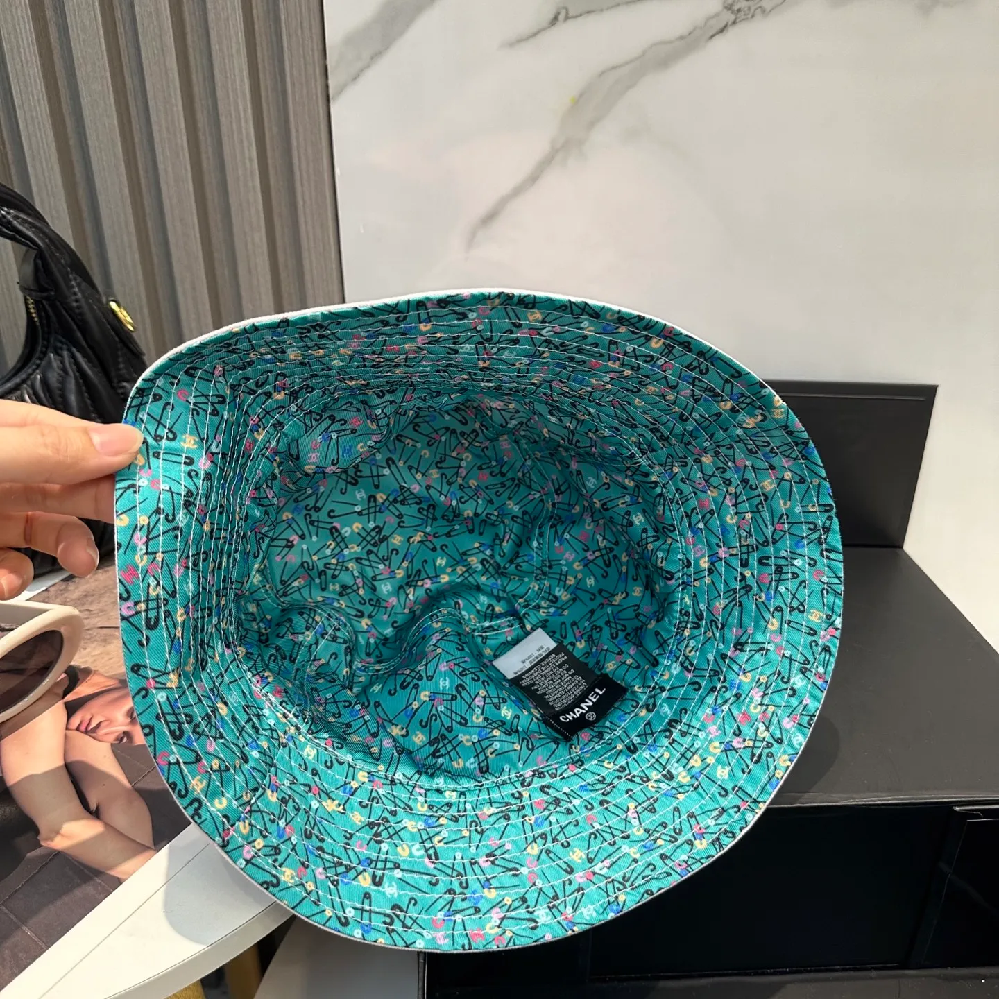 P96 Chanel (Chanel) counter new double-sided embroidered fisherman hat 1:1 mold customization, three-dimensional embroidery, exquisite and flawless! 100% pure cotton fabric, original factory quality, exclusive physical photography.