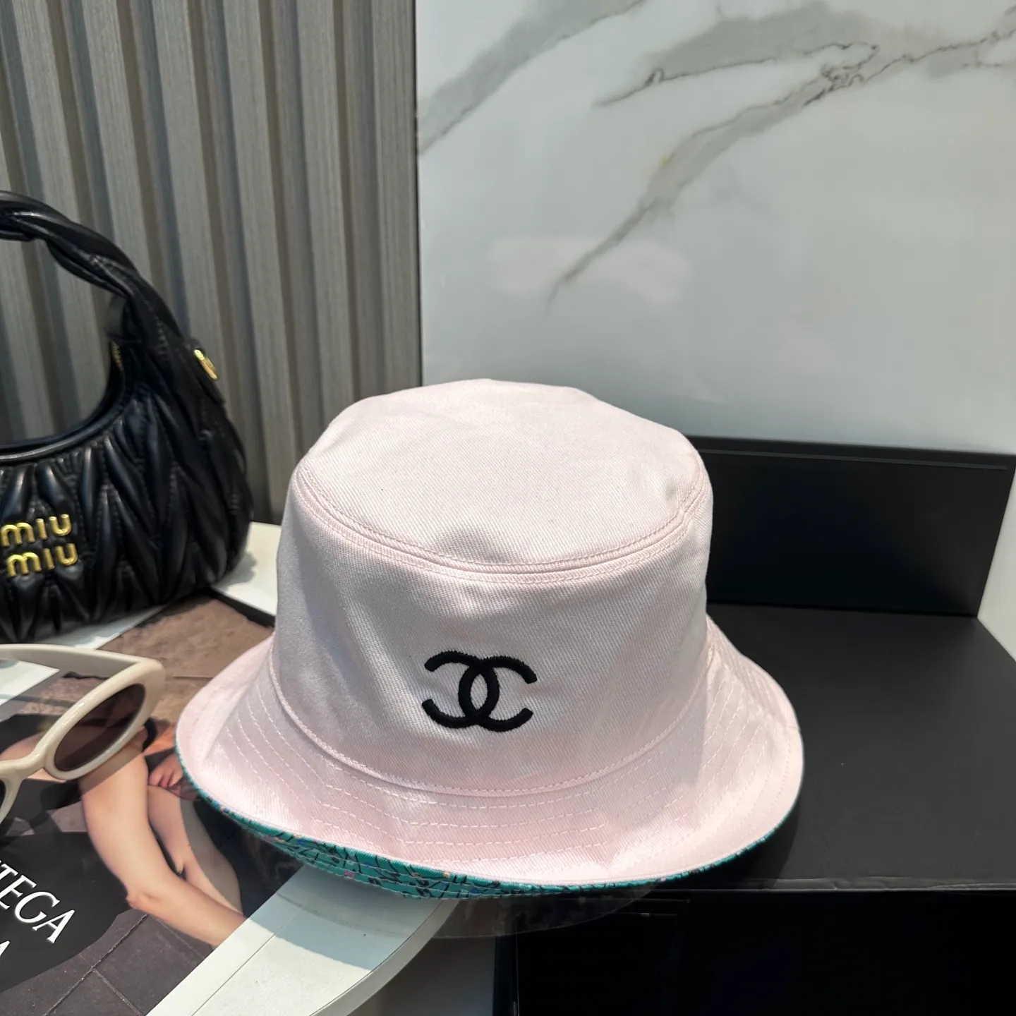 P96 Chanel (Chanel) counter new double-sided embroidered fisherman hat 1:1 mold customization, three-dimensional embroidery, exquisite and flawless! 100% pure cotton fabric, original factory quality, exclusive physical photography.