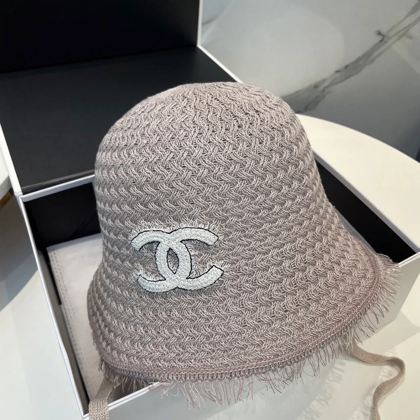 P80 CHANEL's new knitted basin hat, made of high density, a super tasteful knitted hat ~ the first choice for going out on the street! The shape of the hat is super nice, the color is perfect, and it’s light to carry! A must-have for little fairies🧚Head circumference 57cm