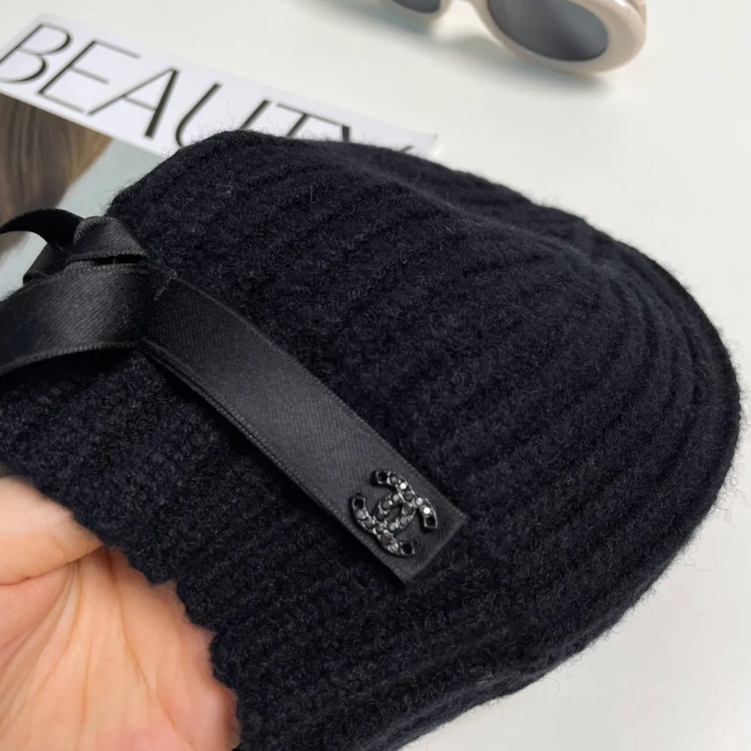 P60 CHANEL Chanel bow beanie, planted by Jennie, the heart beats the action, chanel24b’s latest autumn and winter new product, bow decoration + double C logo diamond embellishment wool knitted cold hat Xiaohongshu Internet celebrity hot style