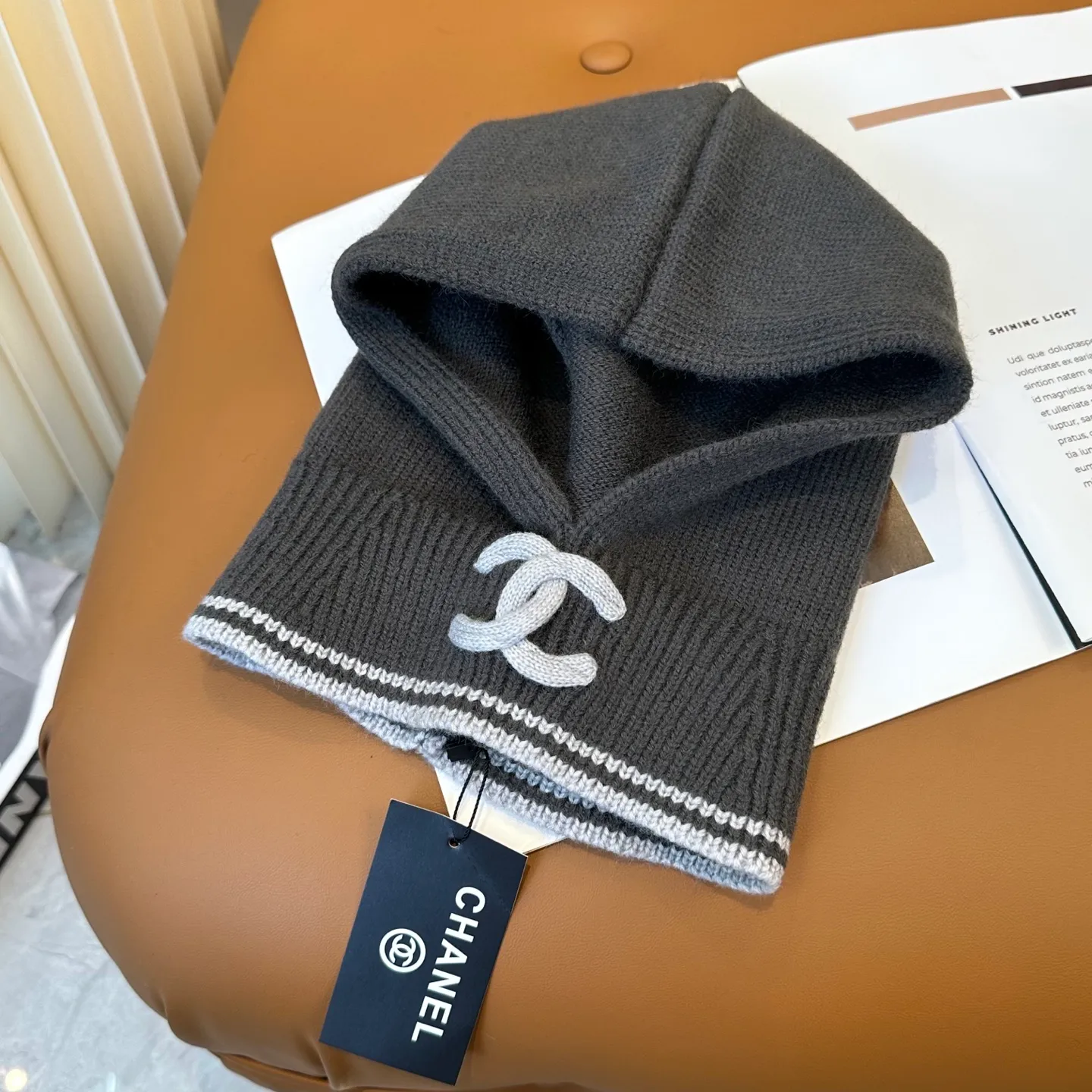 P70 Chanel Sisters, do you all own the Chanel 25b balaclava? 🤭, I checked the outfits of the little sisters in Xiaohongshu and really like them. It looks great when stacked with a peaked hat, or it is also good to use as a scarf. I love it 😍