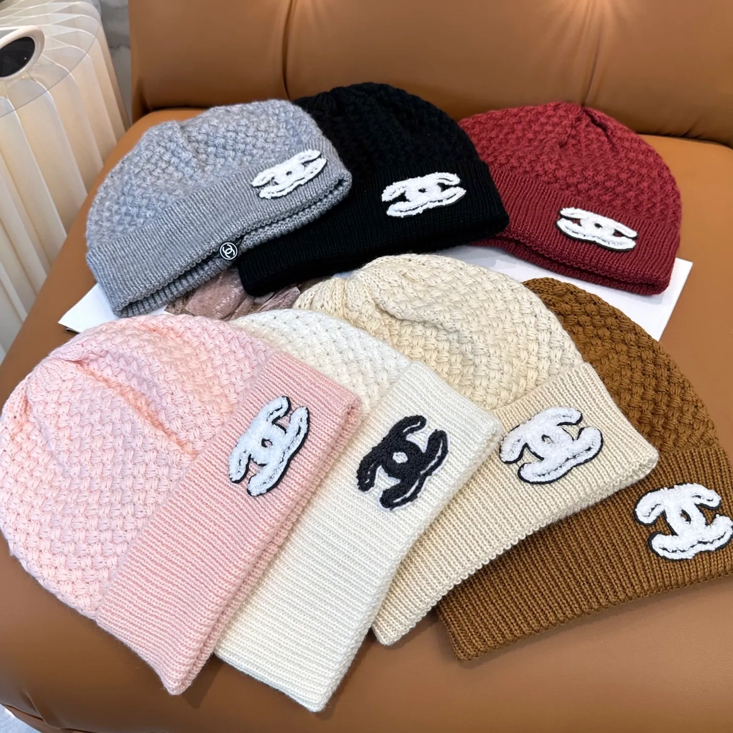 P70 Chanel official website quality Chanel autumn and winter fashion blogger recommended knitted hat, which hides a quiet sense of luxury. Every line is neat and generous, simple but not simple, generous and stylish. Every detail shows high-end taste, and the sense of fashion becomes more and more intriguing in the restraint.