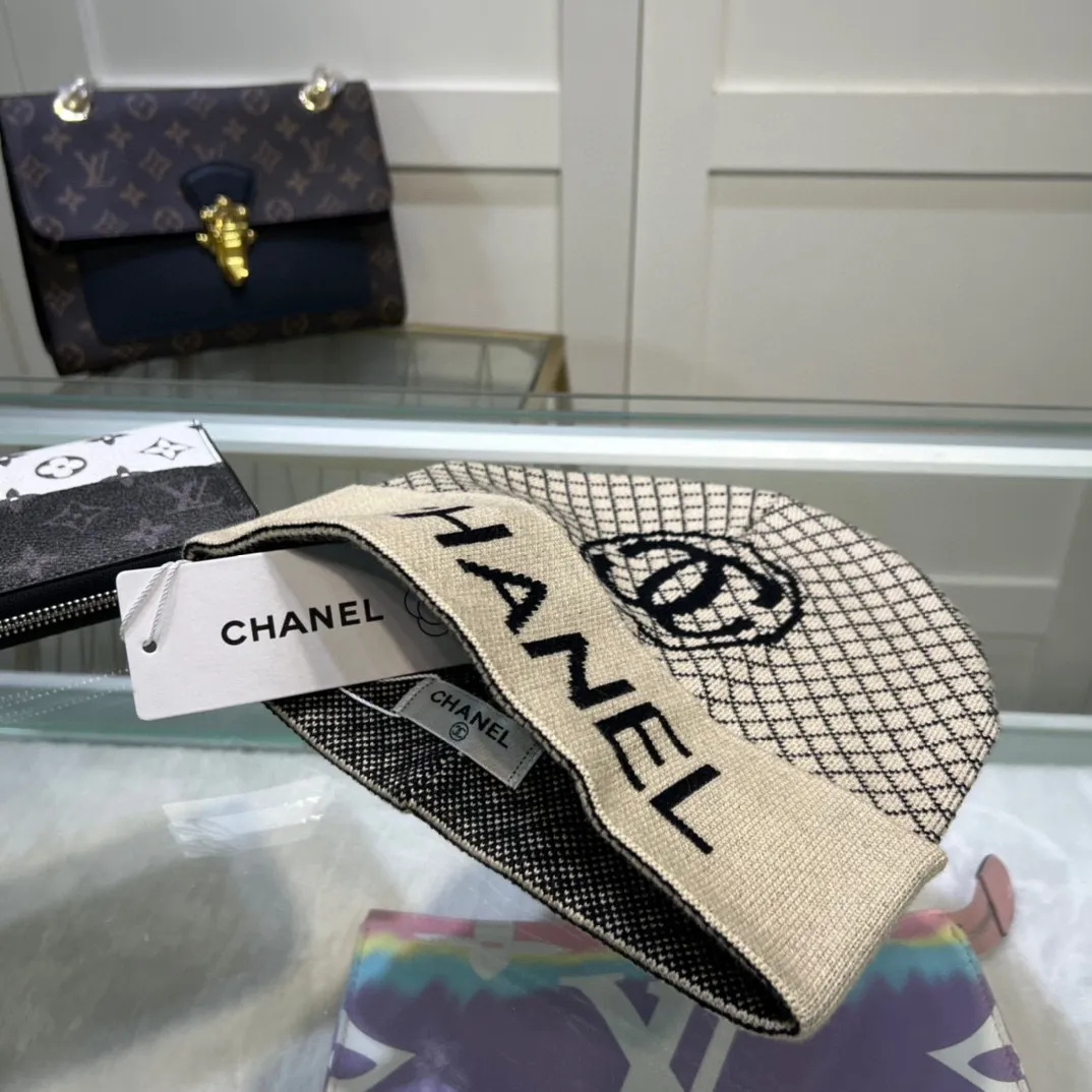 P40 comes with dust bag. CHANEL🎩cashmere wool quality knitted hat, fashionable, good quality, high-end, super soft! Super hot💖The texture is great and it’s great to match when out on the street! Fashion trends! A must-have item for autumn and winter, get it now!